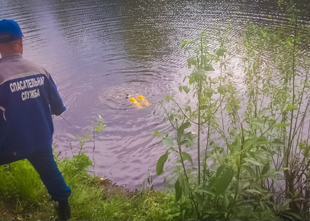 В городе Гагарин устанавливаются обстоятельства смерти двух мужчин.   Гагаринским межрайонным следственным отделом СУ СК России по Смоленской области организована доследственная проверка  обстоятельств обнаружения тел двух мужчин.   26 мая из пруда в городе Гагарин, были извлечены тела двух погибших мужчин. Следователями в ходе осмотра тел погибших видимых телесных повреждений не обнаружено. Назначены судебно-медицинской экспертизы.  В ходе проверки будут установлены все обстоятельства произошедшего. По результатам проверки будут приняты процессуальные решения.  Фото ГУ МЧС России по Смоленской области