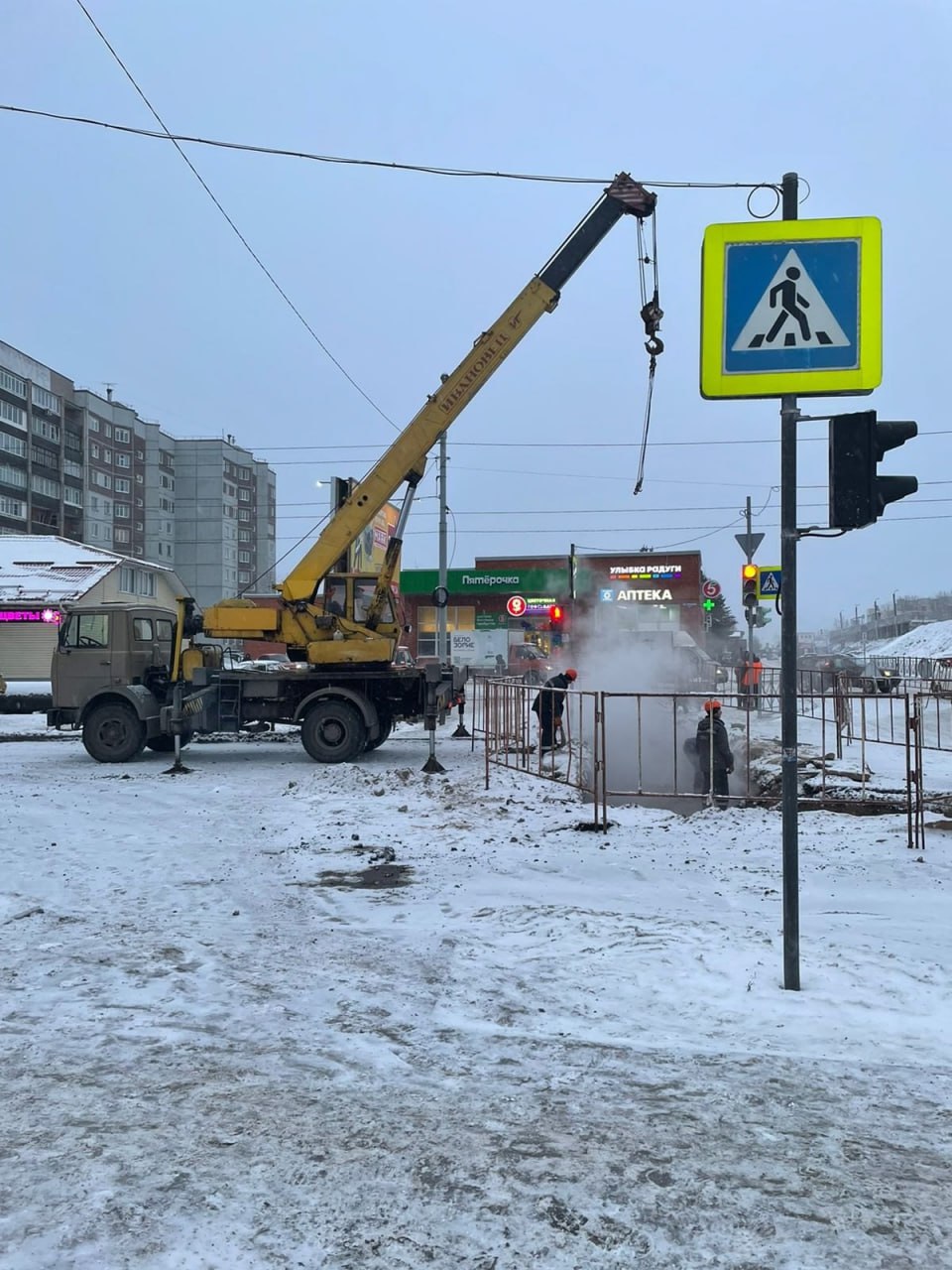 ТГК-2 приступили к устранению повреждения на тепломагистрали диаметром 800 мм на пр. Московском.  Ремонт предполагает 5 этапов. Сегодня техника и специалисты занимаются раскопкой, определяют точное место и объем повреждения, завозят необходимые материалы. Предположительно предстоит заменить около 10 метров трубы. Дома остаются с отоплением, - сообщил глава города Дмитрий Морев.  Завтра будет выполняться непосредственно ремонт: вырежут поврежденный участок, заменят его на новый трубопровод. При производстве этих работ с 6 утра 22 ноября будет ограничено теплоснабжение в квартале Смольный Буян – Московский - Павла Усова – Ленинградский. По прогнозу температура воздуха в пятницу будет плюсовой.  В субботу ТГК-2 планирует восстанавливать изоляцию теплотрассы, монтировать железобетонные короба, в которых она проходит. В воскресенье – обратная засыпка, трамбовка. В понедельник – асфальтирование либо укладка плит в зависимости от погодных условий.