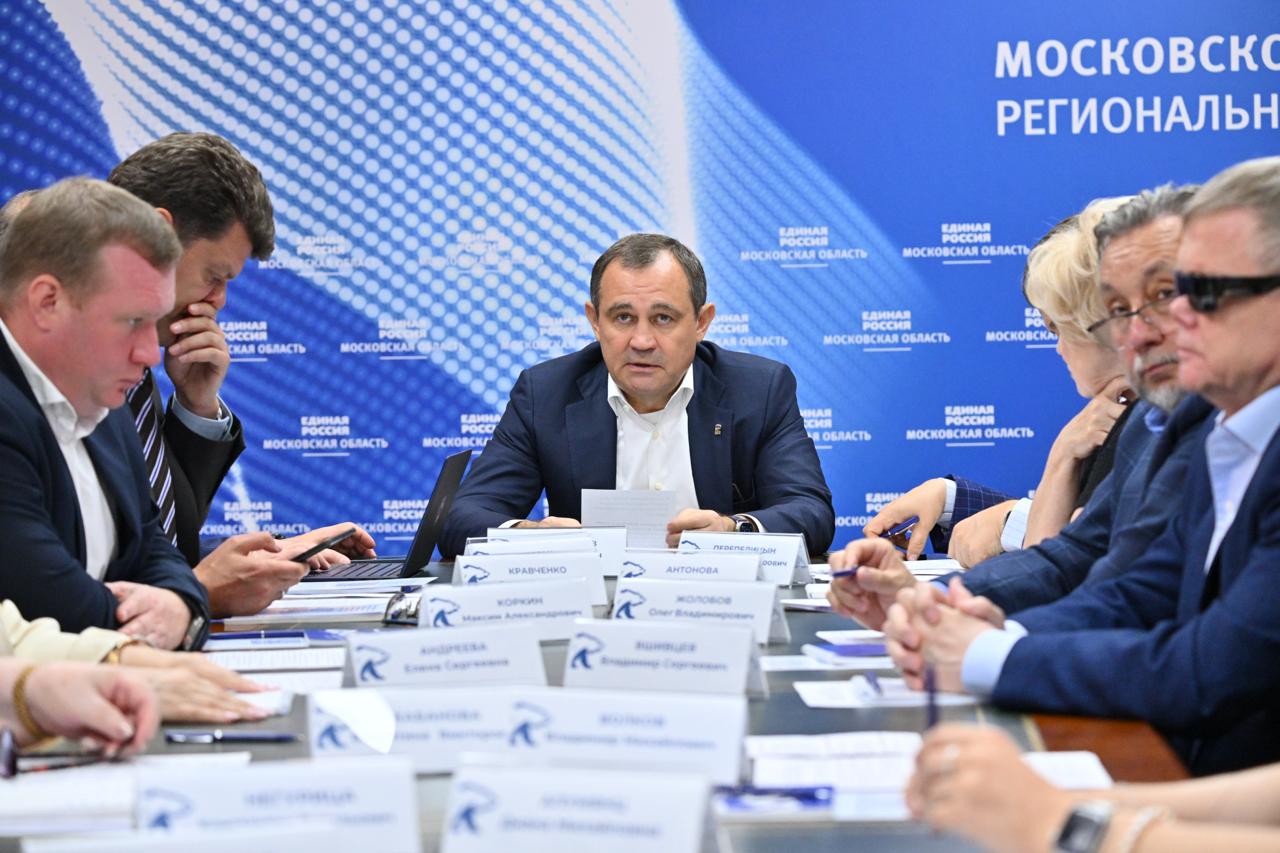 В Подмосковье состоялся Президиум регионального политсовета партии «Единая Россия» 30 мая прошло заседание Президиума Московского областного регионального отделения партии «Единая Россия». Обсудили итоги работы и определили приоритеты на ближайшее время. Отмечены высокие темпы реализации Народной программы. Уже достигнуты значимые результаты по ключевым направлениям: здравоохранение, социальная политика, городская среда, культура и спорт. Завершение масштабных проектов запланировано до 2028 года. Отдельное внимание уделено вопросам поддержки участников СВО. В регионе действуют 29 мер помощи - от выплат до трудоустройства. С начала года отправлено свыше 1,5 тысяч тонн гуманитарной помощи. «Работа у нас выстроена. Поддерживаем наших военных, их семьи как на законодательном уровне, так и в ежедневной работе. Партия является надёжной опорой Президента и проводником его решений на местах», — отметил секретарь регионального отделения партии Игорь Брынцалов. В рамках 80-летия Победы в Великой Отечественной войне в Подмосковье прошло более тысячи мероприятий, отремонтированы памятные объекты, составлен реестр мемориалов, нуждающихся в капитальном ремонте. Также была обозначена задача усиления работы первичных отделений, включая обучение, вовлечение и контроль. #ЕдинаяРоссия #ЕР50 #Подмосковье Единая Россия Подмосковье