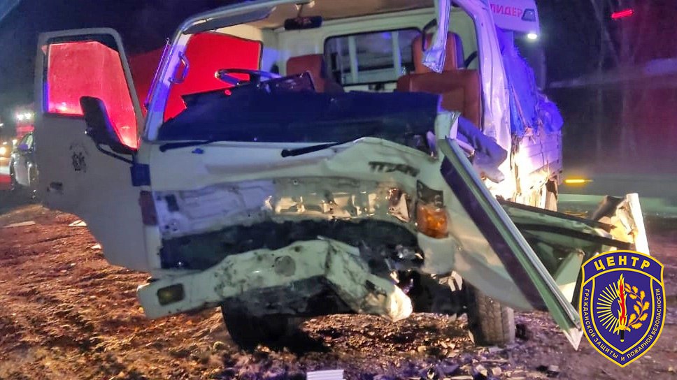 Бурейский МО помощь при ДТП 13 октября в результате автоаварии на Федеральной автодороге Амур получили повреждения ЧЕТЫРЕ автомобиля пострадали два человека Сообщение о ДТП на 1715 километре трассы в 3 километрах от села Домикан поступило в 19 40 Повреждения получили грузовик Mazda Titan два кроссовера Hyundai Santa Fe фура с тягачом Scania От Амурского центра ГЗ и ПБ на месте работало пожарно спасательное подразделение из состава ПЧ 61 посёлка Архары Наиболее серьёзные повреждения получил грузовик Mazda Titan двое пострадавших находились в его кабине Один из них смог выбраться из машины самостоятельно Для извлечения второго спасателям Центра ГЗ и ПБ пришлось резать кабину гидравлическим аварийно спасательным инструментом Жизни пострадавших ничего не угрожает оба доставлены в ГБУЗ АО Бурейская больница