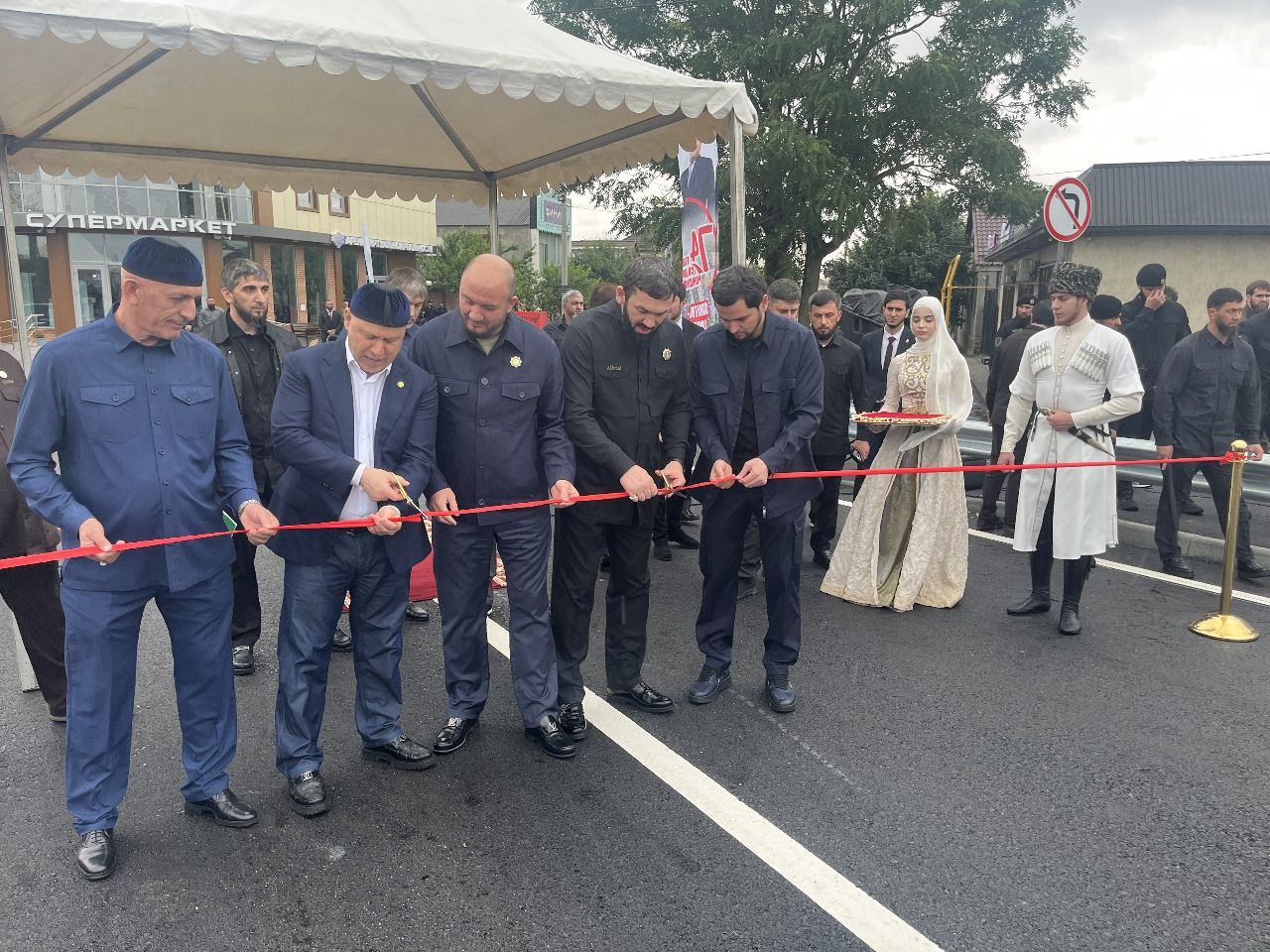 В Грозном в торжественной обстановке открыли мост на улице Ленинградская Сегодня знаковый для столицы Чеченской Республики день После реконструкции в рамках нацпроекта Инфраструктура для жизни в Грозном на улице Ленинградская открыли современный безопасный и удобный мост Его протяженность 70 м Символично что мостостроители завершили объект досрочно и приурочили его открытие к 74 й годовщине со дня рождения Первого Президента ЧР Героя России Ахмата Хаджи Кадырова Дала гӀазот къобал дойла цуьнан Это стратегически значимый объект Он соединяет поселок им Шоип Муллы с центром города обеспечивает безопасный доступ к школе 106 обеспечивается отток грузового и крупногабаритного транспорта с центральных улиц города соответственно повышает комфорт для участников движения и транспортную доступность Реконструкция моста велась по современным стандартам с применением передовых технологий В мероприятии приняли участие Председатель Правительства ЧР Магомед Даудов Первый заместитель Председателя Правительства ЧР министр автомобильных дорог ЧР Иса Тумхаджиев Руководитель Администрации Главы и Правительства ЧР Галас Таймасханов Мэр Грозного Хас Магомед Кадыров общественность и мостостроители Заказчик объекта Мэрия Грозного