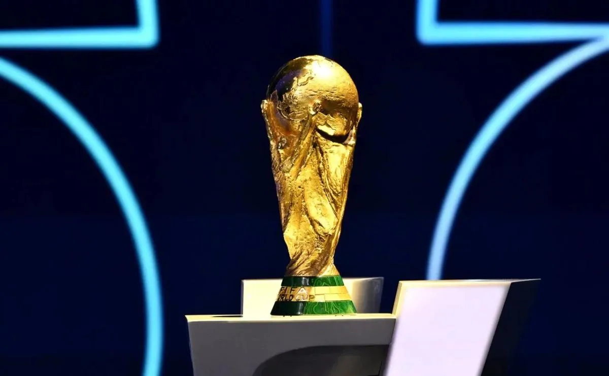 Американский телеканал предложил работу мечты для футбольных болельщиков Fox предложил 50 тыс за просмотр всех 104 футбольных матчей чемпионата мира по футболу 2026 года День 1282 Матч 480 Минута матча 5 34 Американский вещатель совместно с международным сайтом по поиску работы Indeed объявил о поиске главного зрителя чемпионата мира по футболу который должен посмотреть все 104 матча турнира из специально оборудованного места на Times Square в Нью Йорке В обязанности главного зрителя чемпионата мира по футболу будут входить просмотр каждой минуты матчей создание и публикация контента на протяжении всего турнира Также нужно будет заводить зрительный зал на Times Square ЧМ впервые состоится с участием 48 команд и станет первым который пройдет на территории сразу трех стран США Канады и Мексики Турнир будет продолжаться с 11 июня по 19 июля FOX владелец телеправ в США А вы бы согласились работать за 50 тыс 39 дней практически без перерывов Getty Images