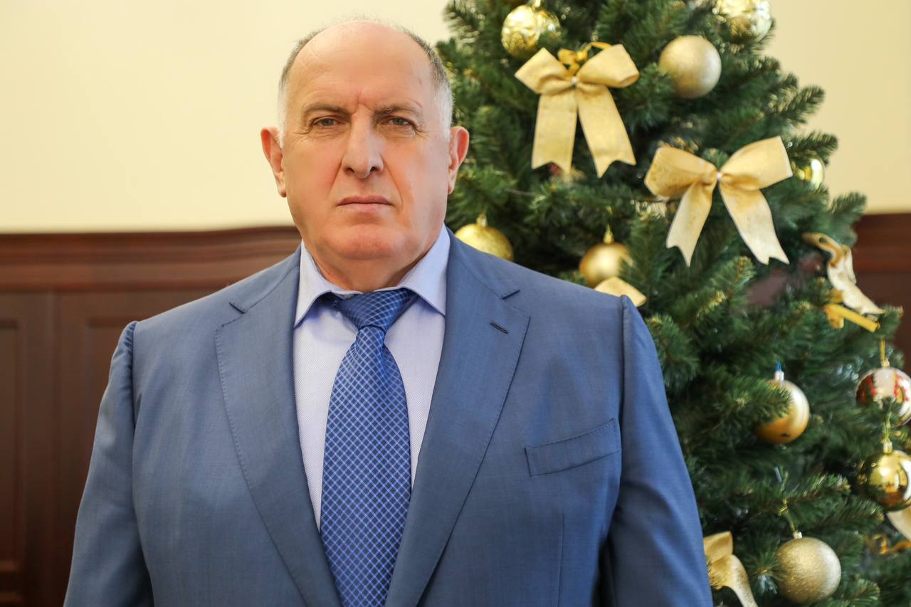 Премьер министр РД Абдулмуслим Абдулмуслимов поздравил дагестанцев с Новым годом В эти дни принято подводить итоги говорить о результатах Уходящий год стал для Дагестана временем серьёзных испытаний и значимых достижений В условиях внешних вызовов мы сохранили устойчивость экономики продолжили реализацию социальных программ развитие инфраструктуры промышленности сельского хозяйства и туризма Вместе с вами мы открыли 14 новых школ и 4 детских сада расширили строительное и стекольное производства работали над развитием аграрных туристических и обувных кластеров отправляли гуманитарную помощь новым регионам и поддерживали наших военнослужащих Все эти добрые инициативы воплощаются в реальность благодаря патриотизму и чуткости людей которые искренне любят родную землю Главное богатство Дагестана его люди Трудолюбивые мужественные преданные своей земле традициям и ценностям многонационального народа Созидательный труд и сплочённость наших жителей позволяет Дагестану уверенно двигаться вперёд И в этой связи символично что по решению Президента России Владимира Владимировича Путина будущий год пройдет под эгидой Единства народов России В наступающем году перед нами стоят масштабные задачи по дальнейшему повышению качества жизни граждан и экономического потенциала региона Мы продолжим последовательно работать во имя стабильности развития и процветания Дагестана Дорогие друзья пусть Новый год принесёт в каждый дом мир благополучие и согласие укрепит веру в собственные силы и в будущее нашей республики Искренне желаю вам крепкого здоровья успехов семейного тепла и уверенности в завтрашнем дне С Новым годом дорогие друзья говорится в поздравлении