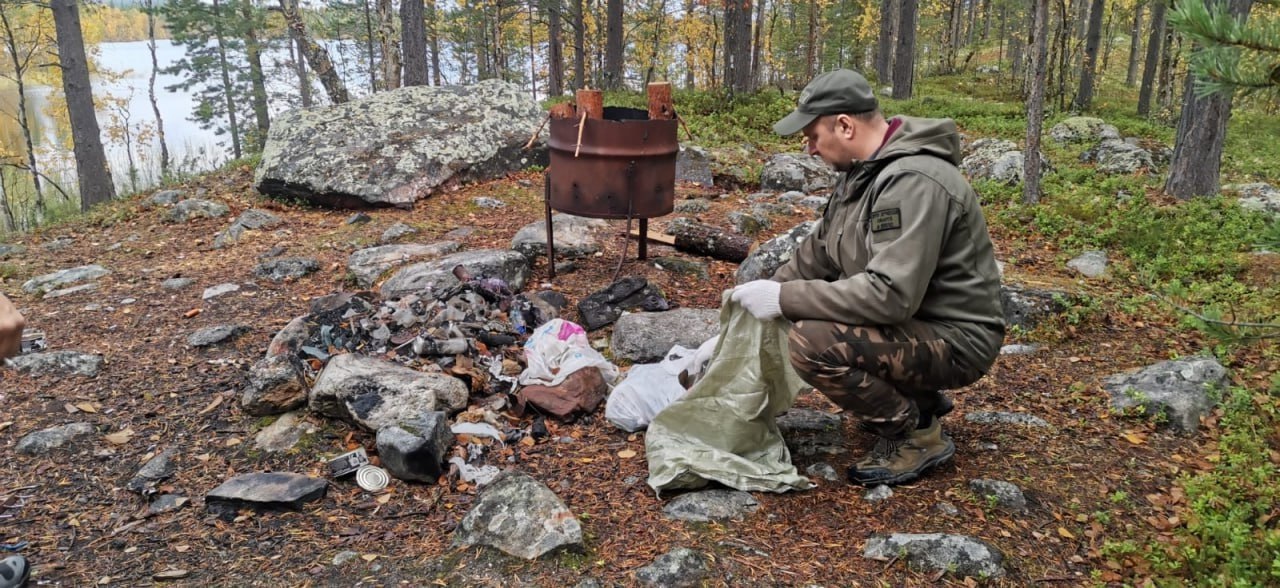 Очищено от мусора более 1 1 га земель Кольского и Ловозерского лесничеств Об этом отчиталось минприроды Мурманской области Экологическая акция Спасибо за чистую тундру в этом году включала 4 субботника Кроме лесничеств очистили от отходов берега р Вирма Всего было собрано около 30 куб м отходов Как мусор попал на территории история умалчивает Впрочем как и об отсутствии контейнеров для сбора отходов в местах традиционного отдыха граждан Фото минприроды Мурманской области