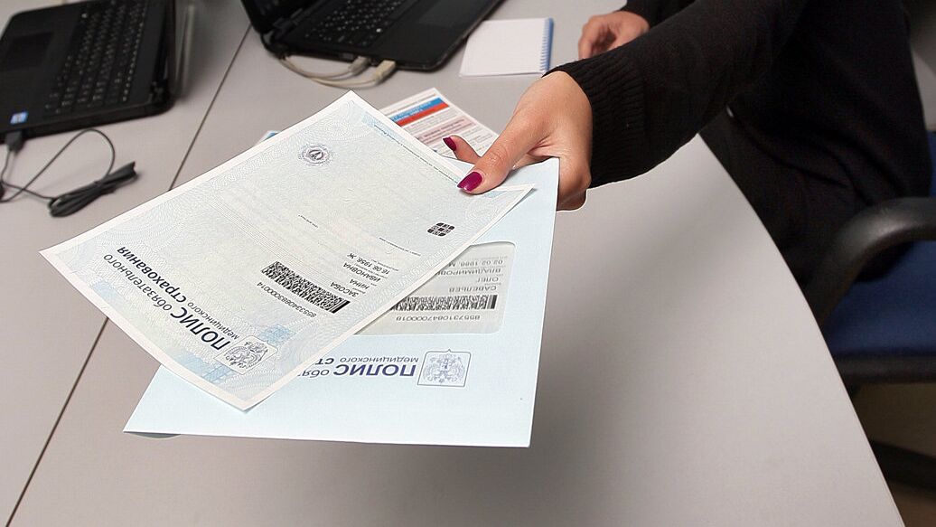 Новые регионы России с 1 января 2026 года перейдут на единые стандарты системы обязательного медицинского страхования рассказал РИА Новости председатель Федерального ФОМС Илья Баланин С 1 января во всех новых регионах система ОМС будет работать в общероссийском формате Территориальные фонды новых регионов будут контролировать качество оказания медицинской помощи и защищать права граждан На сегодняшний день практически все жители четырех регионов получили полисы ОМС рассказал Баланин Он отметил что переход на единые общероссийские стандарты ОМС означает не просто перераспределение финансирования а формирование равных возможностей для жителей новых регионов в получении качественной медпомощи Благодаря их внедрению вырастет финансирование медицинских организаций что в свою очередь позволит увеличить объемы и повысить медицинской помощи заключил Баланин