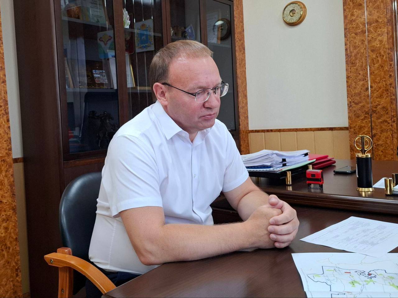 В Ставропольском районе обсуждают размещение нового эко-объекта В администрации Ставропольского района прошла рабочая встреча министра экологии и природных ресурсов Самарской области Артёма Ефимова с главой муниципалитета Вячеславом Киреевым. Ключевой темой обсуждения стал проект новой территориальной схемы обращения с отходами, в частности – возможное строительство комплекса по переработке отходов КПО в районе села Узюково. Министр отметил, что перспективный объект показан в проекте терсхемы в качестве расчетного. В настоящее время рассматриваются альтернативные площадки для размещения объекта. Администрация района уже подготовила 5 резервных вариантов земельных участков, отвечающих необходимым условиям. ⁉ Опять помойки возле сел? Когда уже возьмут на вооружение мировой опыт переработки мусора?