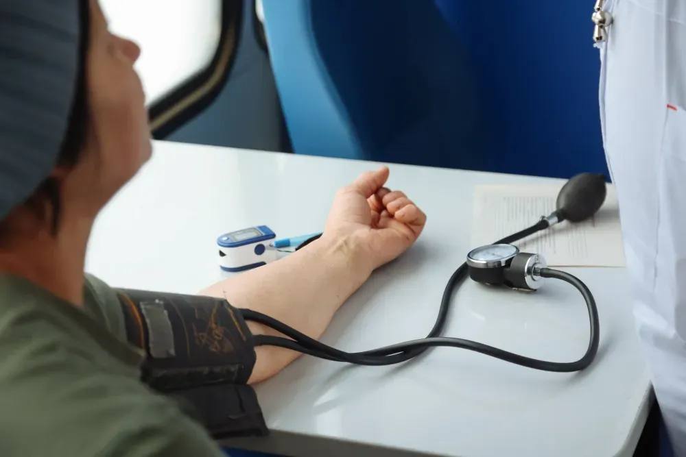 Передвижная медицина в Приамурье как работали мобильные медкомплексы в прошлом году За 2025 год осмотры в медкомплексах на колесах прошли свыше 133 тысяч человек И это больше чем в предыдущем году По данным правительства Амурской области в 2025 году благодаря работе передвижных медицинских комплексов ПМК медики провели большее число медицинских осмотров жителей отдаленных территорий количество выросло на 17 По сравнению с 2024 годом число осмотренных граждан увеличилось на 15 Подробнее