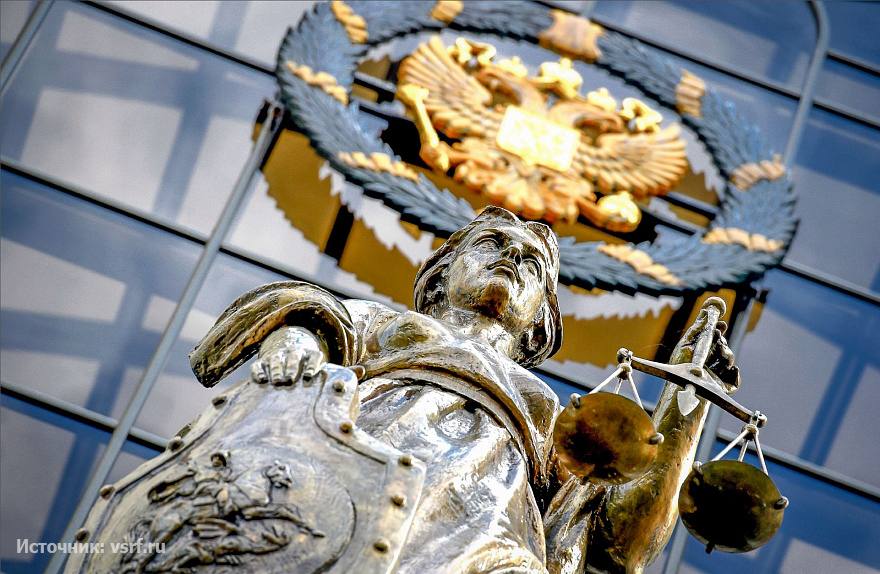 Верховный суд РФ дополнил разъяснения о назначении уголовных наказаний  Рождение ребенка после совершения лицом преступления может стать смягчающим обстоятельством при условии что подсудимый выполнял обязанности по воспитанию  Непризнание вины и отсутствие раскаяния не отнесены законом к обстоятельствам отягчающим наказание  Уголовная ответственность за пропаганду нацистской или экстремистской символики наступает если она демонстрируется или продается с целью придать ей привлекательность  Иностранцам в РФ могут назначаться принудительные и исправительные работы если они имеют право на осуществление трудовой деятельности в России Подпишись RogandarNEWs мы в MAX