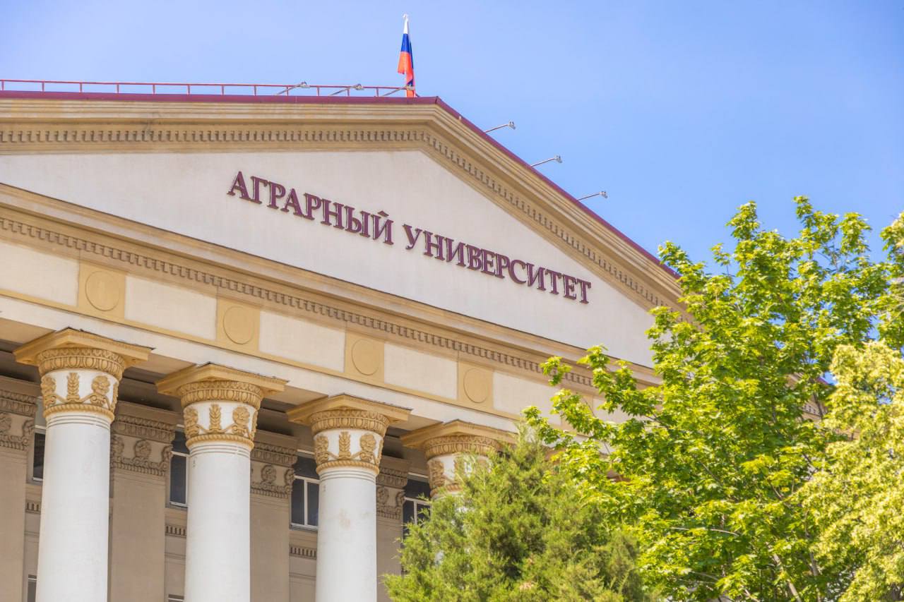 Среди абитуриентов ВолГАУ вырос спрос на инженерные специальности  По данным приемной комиссии, конкурс на инженерные направления значительно выше, чем в прошлые годы.  Среди наиболее востребованных направлений и специальностей высшего образования: прикладная геодезия, садоводство, землеустройство и кадастры, агрохимия и агропочвоведение, агроинженерия.   В Волгоградском ГАУ в этом году контрольных цифр приема на 220 больше чем в прошлом, и составляет 1461 на высшее образование и 470 на среднее профессиональное. Количество поданных заявлений составляет рекордную цифру – 19 тысяч.    «Количество заявлений через Сервис приема в этом году возросло, таких заявлений порядка 70%. Возможность у абитуриента подать заявление через портал ЕПГУ во многом экономит его время, не нужно ехать в вуз, в другой город. К тому же подача заявления на портале позволяет абитуриенту спокойно выбрать желаемое направление подготовки, выставить приоритеты, поменять их при изменении решения и отслеживать свой статус: когда его документу приняты к рассмотрению, когда он включен в конкурсный список и, наконец, когда зачислен, - рассказывает Университетам РФ проректор по учебной работе ВолГАУ Иван Несмиянов. - Для абитуриентов, поступающих по целевой квоте, с этого года интеграция с порталом «Работа в России» позволяет найти им потенциального работодателя и своё будущее место работы. Для абитуриентов, поступающих в университет по вступительным испытаниям, проводимым вузом, есть возможность сдать их в дистанционном формате, особенно такой сервис пользуется спросом у поступающих на заочную форму обучения. В основном это производственники, занятые в настоящее на уборочных работах в АПК и военнослужащие, находящиеся в зоне СВО».    Читайте вместе с нами новости Университетов РФ