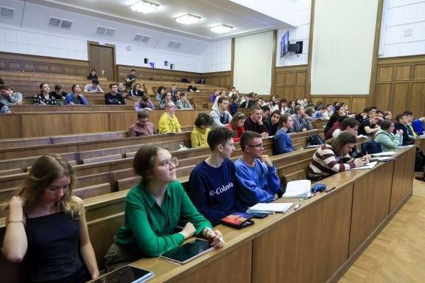 Студенты юрфаков российских вузов начнут изучать дело Долиной В списке высших учебных заведений Московский государственный юридический университета имени Кутафина и Санкт Петербургский государственный университет Анализируемое дело наряду с другими разъяснениями высших судов России будет изучаться студентами при освоении программ магистратуры Юрист в сфере оборота недвижимости Гражданское право семейное право Гражданский процесс арбитражный процесс Признаться мы со студентами с интересом следили за развитием событий в этом деле заявила РИА Новости представитель Санкт Петербургского государственного университета Верховный суд РФ 16 декабря признал Полину Лурье собственницей квартиры в Хамовниках которую она купила летом 2024 года у Ларисы Долиной за 112 миллионов рублей Предыдущие судебные решения оставлявшие недвижимости в собственности певицы заявлявшей что в момент совершения сделки она находилась под влиянием мошенников были отменены НАШИ РЕСУРСЫ Telegram Tik tok YouTube RUTUBE