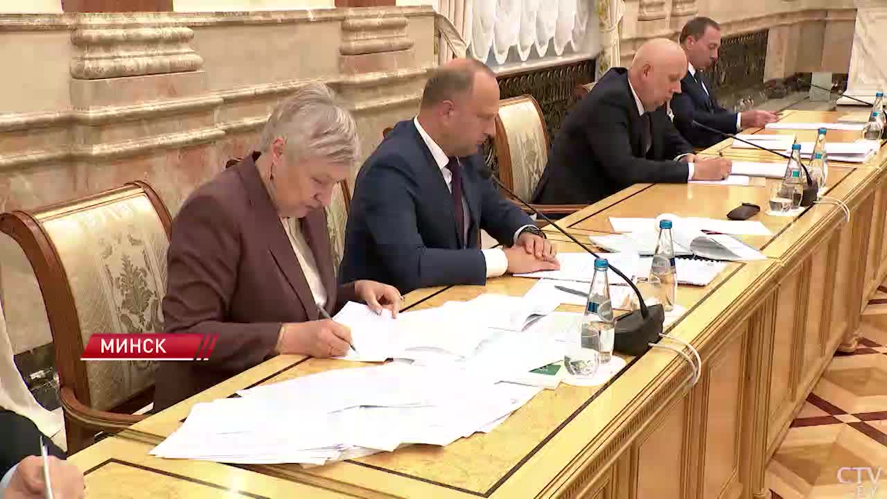 Президент Лукашенко требует прорыва в экспорте и анализирует работу по закреплению должностных лиц за странами