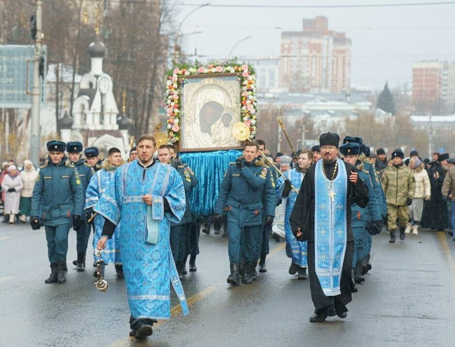 В Иванове состоится крестный ход в честь Казанской иконы Пресвятой Богородицы 4 ноября в День народного единства и праздник Казанской иконы пройдет общеепархиальный Крестный ход от Казанского храма Шереметевский пр 41 до площади Победы по Шереметевскому проспекту начиная с 12 00 Завершение у памятника святому Георгию Победоносцу где пройдет праздничный молебен Для Ивановской области этот день имеет особое значение связанное с историей борьбы и освобождения Москвы во времена смуты Сайт ivteleradio ru Бот обратной связи в ТГ ivteleradio feedback bot