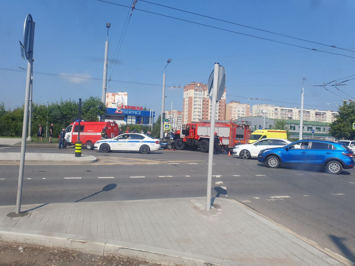 В Иванове пожарная машина "смяла" легковушку Появились подробности ДТП на перекрестке Лежневской улицы и проспекта Текстильщиков в Иванове. На данный момент известно о погибшем. ↗ Прислать новость Подписаться