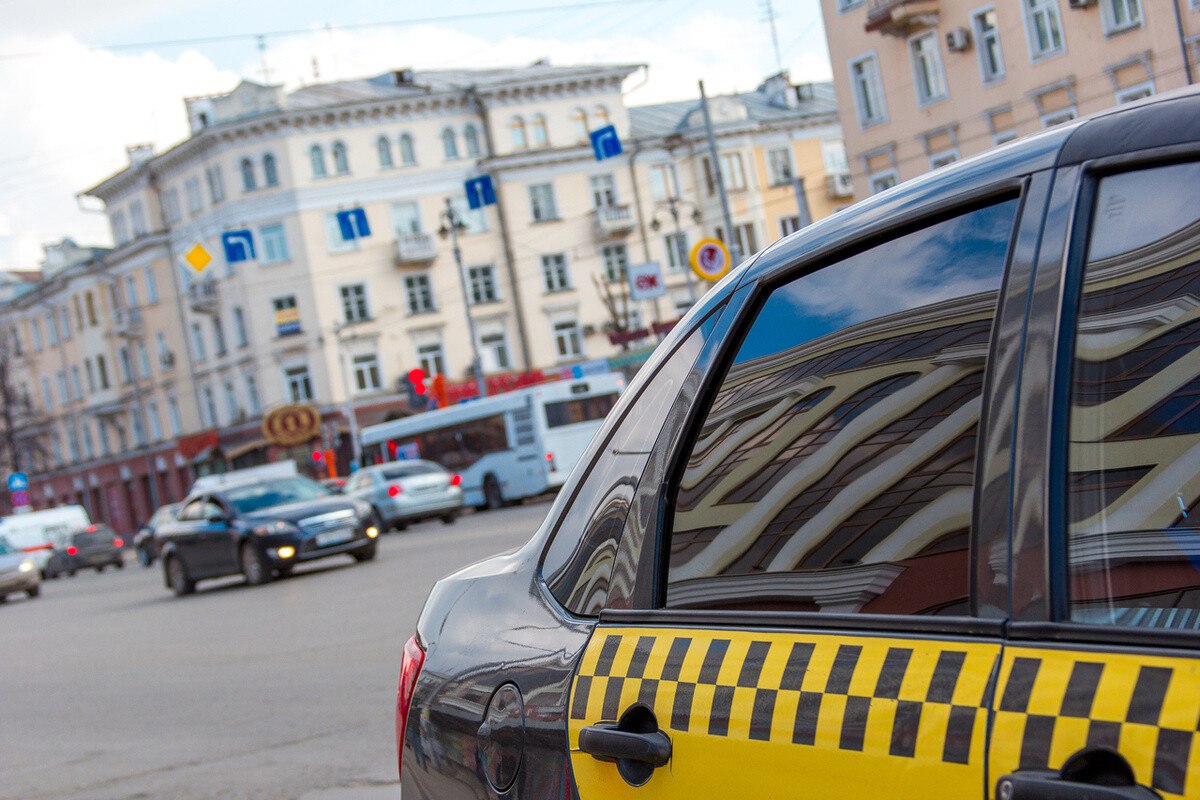 Таксист в Москве задержан за развратные действия в отношении школьницы Инцидент произошел во время поездки Водитель такси спустил штаны перед 15 летней пассажиркой и показал ей свои гениталии во время поездки по Москве После происшествия пострадавшая сообщила о случившемся родителям Подозреваемый был задержан правоохранительными органами Ему предъявлено обвинение по статье о развратных действиях Детали инцидента и обстоятельства задержания уточняются Наши соцсети   taplink cc themoscowpost