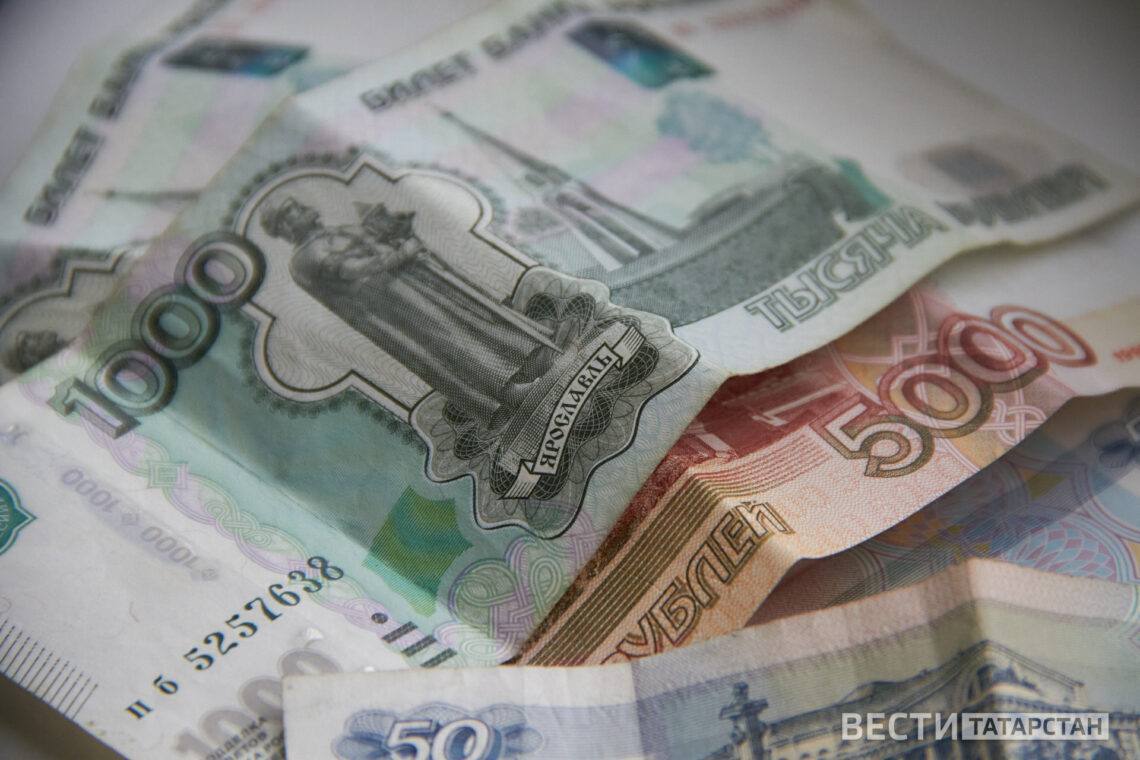 В Татарстане сократили размер минимального потребительского бюджета В Татарстане утвердили минимальный потребительский бюджет на III квартал года 27 4 тыс рублей Постановление подписал премьер министр РТ Алексей Песошин а текст документа опубликован на сайте регионального кабмина По сравнению со II кварталом года минимальный потребительский бюджет в республике сократился на 2 8 в апреле июне он составлял 28 2 тыс рублей В I квартале текущего года показатель был установлен на уровне 26 5 тыс рублей что стало его новым рекордным значением По сравнению с III кварталом прошлого года минимальный потребительский бюджет в этом году увеличился на 11 6 тогда он составлял 24 6 тыс рублей Подписаться Сообщить новость Вести Татарстан в MAX