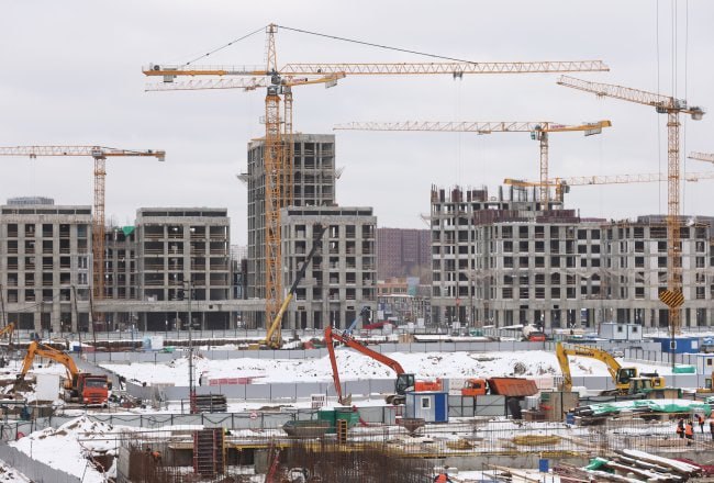 Доля иностранных рабочих на строительных объектах в РФ снижается В прошлом году в строительной отрасли в России всего было занято около 6 8 млн человек Эта цифра колеблется в соответствии с сезонным характером работ Доля российских специалистов составляет примерно 80 сообщили Российской газете в Национальном объединении строителей НОСТРОЙ На увеличение доли отечественных специалистов влияют различные факторы считают эксперты  Строительная отрасль демонстрирует стабильный рост заработной платы за 2025 год зарплаты выросли в среднем на 20 что делает работу в строительной сфере все более привлекательной  Ведется активная работа по повышению престижа строительных профессий среди молодежи  Государство активно развивает инструмент целевого образования и увеличивает число образовательных мест по строительным специальностям Мигранты сегодня занимают всего около пятой части на строительном рынке России Причины общее замедление строительства и ужесточение миграционного законодательства Увеличено число проверок на предмет соблюдения российского миграционного законодательства сокращаются квоты для визовых иностранцев Ужесточение контроля за уровнем оплаты труда иностранцев привело к тому что работодатели больше не могут экономить за счет привлечения дешевой рабочей силы Подписаться на Российскую газету в Читать нас в MAX