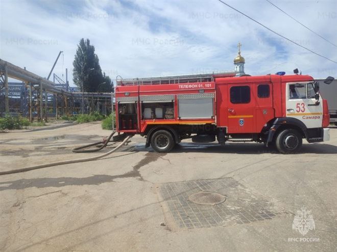 В Самаре загорелся цех подшипникового завода В понедельник, 7 июля, произошел пожар на Самарском подшипниковом заводе. Об этом сообщает региональное ГУ МЧС. В 10:21 в подвале цеха № 8 на ул. Калинина, 1 загорелся мусор и масляные отложения в масляной ванне. Пострадавших нет. В 11:30 пожарным удалось локализовать возгорание на площади 50 кв. м. В тушении пожара участвуют 69 человек и 22 единицы техники. Фото: пресс-служба ГУ МЧС России по Самарской области