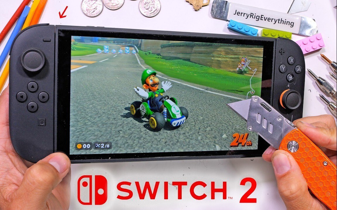 Блогер провёл тест на прочность Nintendo Switch 2. Нашлась уязвимость и сильные стороны YouTube-блогер JerryRigEverything протестировал Nintendo Switch 2 на прочность. Консоль прошла стандартные испытания: попытки поцарапать экран, проверку изгиба корпуса и жёсткое извлечение контроллеров. Но несмотря на общее положительное впечатление, автор отметил один важный недостаток.