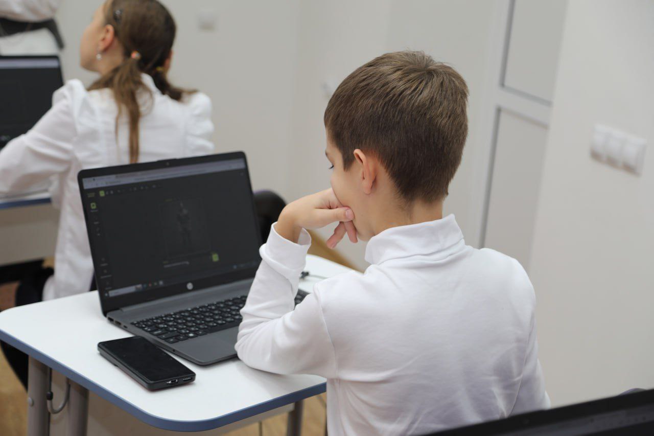 В школах Иркутской области с 19 января по 8 февраля 2026 года пройдет новый этап всероссийского проекта Урок цифры Он будет посвящен теме Кибербезопасность в космосе Урок подготовлен экспертами Лаборатории Касперского при поддержке Минцифры и Минпросвещения РФ Школьники узнают о защите данных при передаче между Землей и космическими объектами спутниковой связи телеметрии киберугрозах и методах шифрования Интерактивные тренажеры помогут освоить основы цифровой безопасности Тема урока отвечает целям и задачам ещё одного нацпроекта Космос Урок доступен в школе и дома для всех возрастов 1 11 классы на сайте Для педагогов 15 января в 10 00 по московскому времени пройдет вебинар запись будет доступна после Подписывайтесь на Правительство Иркутской области в МАХ