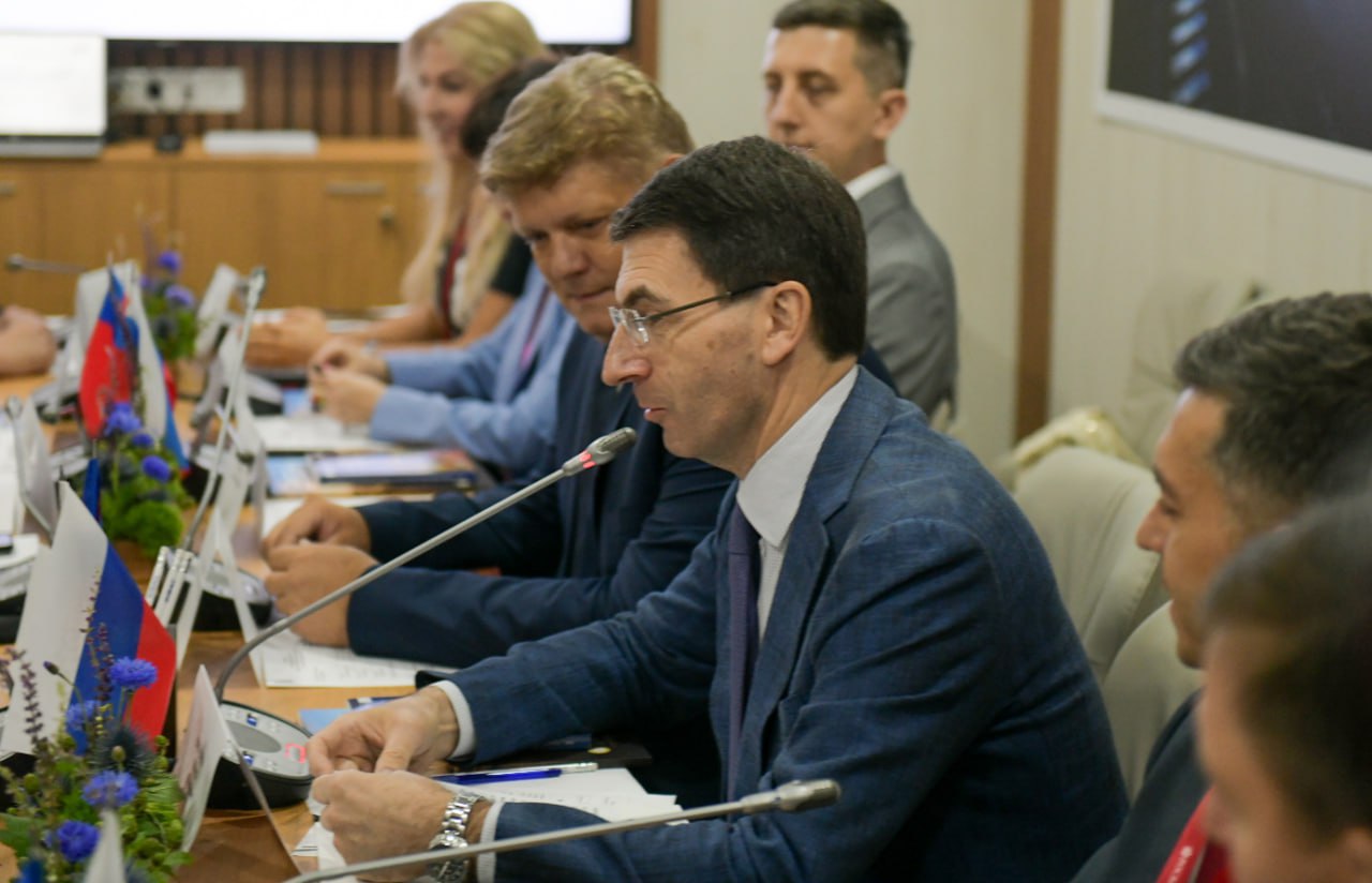 ЭКГ-рейтинг для оценки «здоровья» предприятий начнут применять в Сибири Эффективность нового механизма сибирский полпред Президента РФ в Сибири Анатолий Серышев обсудил на встрече с Игорем Щеголевым, полпредом в ЦФО. ЭКГ-рейтинг – индекс деловой репутации бизнеса, его базовые показатели – Экология, Кадры, Государство – сфокусированы на людях – работниках, их семьях, жителях территорий присутствия бизнеса. Показатель учитывает степень воздействия на природу, использование технологий, реализацию экологических проектов, уровень оплаты труда, собственные социальные и демографические программы, благотворительные проекты, финансовую устойчивость, налоговую историю и благонадёжность, социальное инвестирование в регионы присутствия. Анатолий Серышев отметил, необходимо использовать положительный опыт разработки и применения ЭКГ-рейтинга, накопленный субъектами Центрального федерального округа. «Важно оказывать поддержку социально ответственному бизнесу. Повышение привлекательности Сибири, как комфортной для жизни и работы, благоустроенной территории – наша ключевая задача», – уверен полномочный представитель. Вся Сибирь Подписаться Фото: Межрегиональная ассоциация «Сибирское соглашение» #новости