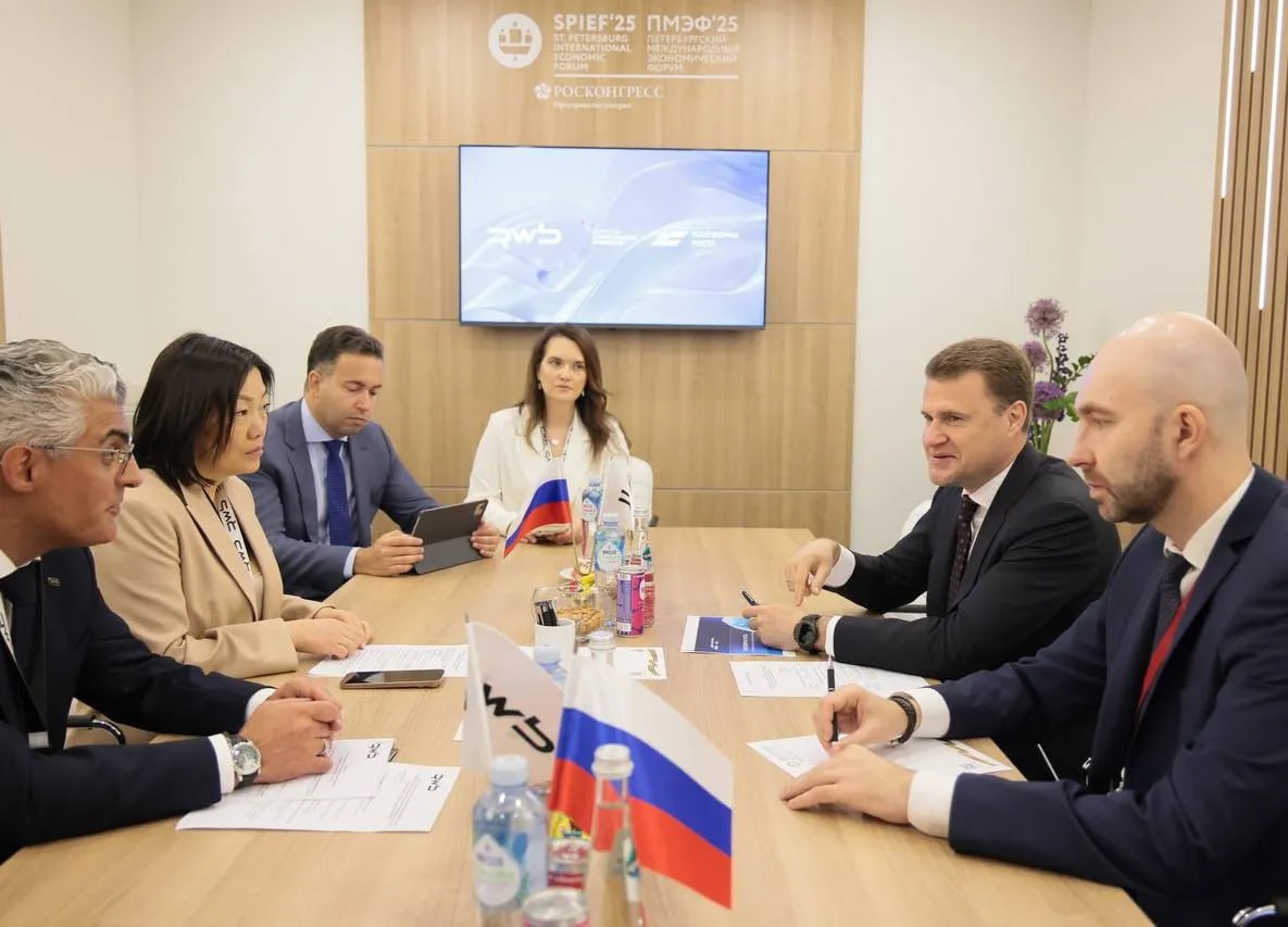 ПМЭФ-2025: брендам ДФО помогут нарастить продажи продукции на маркетплейсе Wildberries Предпринимателям из дальневосточных регионов станут доступны уникальные возможности по продвижению и рекламе товаров на маркетплейсе Wildberries, а также логистике и обучению, предусмотренные программой «Платформа роста». Механизмы поддержки дальневосточных брендов, модель взаимодействия платформы с регионами ДФО на полях ПМЭФ-2025 обсудили министр РФ по развитию Дальнего Востока и Арктики Алексей Чекунков и глава РВБ Татьяна Ким. Подробнее читайте по ссылке Фото: пресс-служба главы и правительства Якутии