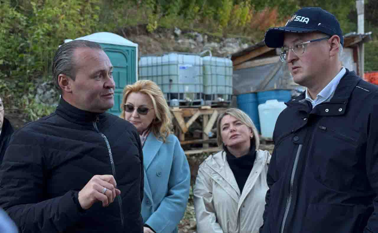 Солодов раскритиковал реставраторов домов на улице Красинцев Он пригрозил им штрафами расторжением контракта и уголовной ответственностью Губернатор Камчатского края проверил как подрядчики справляются с реставрацией объектов культурного наследия домов на улице Красинцев 11 и 13 Увиденное на месте заставило его сделать резкое заявление передаёт ИА Камчатское время Подробности по ссылке   kamtime ru article 6c4ece2d 8b68 4ba1 91c5 0f77612016e3