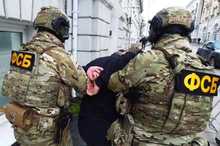 ФСБ предотвратила теракт против высокопоставленного сотрудника МВД в Крыму Сотрудники ФСБ пресекли попытку совершения теракта против одного из руководителей управления МВД по Крыму Об этом сообщили в Центре общественных связей ФСБ России По данным ведомства преступление готовил 19 летний житель региона завербованный украинскими спецслужбами Он планировал подорвать автомобиль высокопоставленного сотрудника полиции С целью совершения убийства сотрудника полиции фигурант арендовал квартиру напротив дома его проживания где организовал наблюдение с использованием видеокамеры для выявления личного транспортного средства объекта посягательства а также посредством схрона получил от противника компоненты самодельного взрывного устройства уточнили в ЦОС Злоумышленник задержан В отношении него возбуждено уголовное дело ведутся следственные действия Южная служба новостей