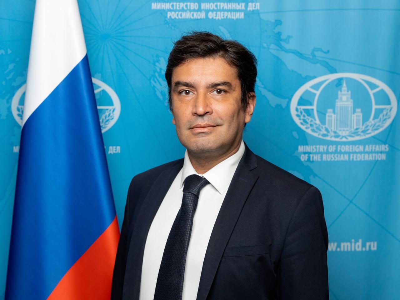Выступление Посла по особым поручениям МИД России М В Бердыева в ходе круглого стола Россия Африка актуальные вызовы Москва 1 октября 2025 года Ключевые тезисы Африка демонстрирует всё большую субъектность и независимость в международных отношениях Африка уверенно выходит в авангард глобальной политики и экономики Облик Африки и её восприятие в мире кардинально меняются прямо на глазах Африканцы взяли свою судьбу в собственные руки выдвинув лозунг африканским проблемам африканские решения Министр иностранных дел Российской Федерации С В Лавров в ходе общеполитической дискуссии 80 й сессии Генеральной Ассамблеи ООН охарактеризовал данный тренд как новое пробуждение континента На полях завершившейся недели высокого уровня ГАООН80 С В Лавров провёл целую серию встреч с коллегами из Африки Алжира Бурунди Египта Марокко Нигерии Судана Чадач Южного Судана Он также принял участие в совещании с главами внешнеполитических ведомств Конференции государств Сахеля Становление африканского континента в качестве самостоятельного полюса многополярного мира обусловлено объективными причинами это и стратегическое географическое положение и запасы природных богатств и мощный демографический потенциал РоссияПомогает Наша страна традиционно готова оказать помощь африканским друзьям Россия никогда не уходила из Африки даже в тяжёлые для неё годы старалась оказывать гуманитарное содействие В рамках облегчения долгового бремени континента российская сторона списала 23 млрд долларов США по ранее предоставленным займам Как это принято между друзьями подставили плечо африканцам в период пандемии коронавируса и спровоцированных Западом разрывов в цепочках поставок сельскохозяйственной продукции на фоне разжигаемого им украинского кризиса Мощный импульс дальнейшему развитию сотрудничества придали саммиты РоссияАфрика в 2019 и 2023 годов Форум партнёрства Россия Африка утвердился в качестве фундамента этих многогранных взаимовыгодных отношений В 2024 году состоялась Первая министерская конференция Форума партнёрства Россия Африка в Сочи в этом году она пройдет 18 19 ноября в Каире Высоко оцениваем перспективы кооперации региональных институтов с БРИКС ЕАЭС ШОС Уверенно растёт наш товарооборот с Африкой за пять лет он увеличился более чем на 60 с 16 8 до 27 7 млрд долларов США Запущен специальный инвестиционный механизм для поддержки работающих на континенте российских экономоператоров Наращивается гуманитарное взаимодействие Почти вдвое выросло число обучающихся в России африканцев Читать полностью