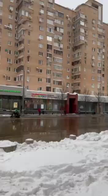 Городские службы устраняют последствия подтопления на Таганке