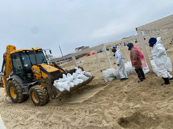 ‼ Песок с мазутом с побережья Черного моря не будут утилизировать в Ростовской области  Юрий Слюсарь запретил утилизировать песок с мазутом с побережья Черного моря в Семикаракорском районе Ростовской области. По его словам, полигон к этой работе не готов.  В своем ТГ-канале он написал, что 25 января полигон «Южный город» проверили сотрудники Прокуратуры, Роспотребнадзора и Минприроды. Сотрудники ведомств пришли к выводу, что утилизация может нанести угрозу окружающей среде Дона и жителям Ростовской области.  Напомним, немногим ранее частная компания «Южный город» заключила контракт с краснодарским МЧС на утилизацию песка, содержащего мазут.  «Наша общая задача - оказать посильную помощь Кубани и Крыму, но при этом не допустить, чтобы эта экологическая катастрофа приобрела новые масштабы. Держим ситуацию под контролем», - подчеркнул Юрий Слюсарь.   Подписаться на "Новости Ростова"    Прислать новость