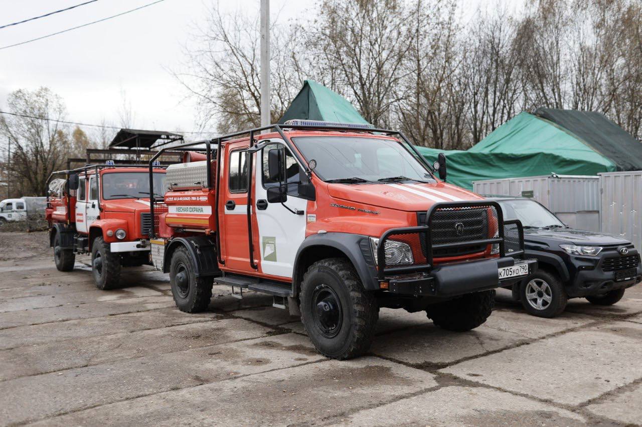 Вместе с представителями Мособллеса обсудили вопросы содержания лесных угодий в муниципальном округе Чехов и вхождение в областную программу Чистый и здоровый лес Данная тема стала одной из основных на еженедельном совещании Губернатора с руководящим составом регионального правительства и главами округов Лес занимает 42 территории Подмосковья Чехов входит в состав Подольского лесничества Оно располагается на территории 9 муниципальных округов и имеет общую площадь 86 тысяч гектаров При этом в Чехове площадь лесных насаждений составляет 38 5 тысячи Га или 45 всего лесничества Поддерживать лес в надлежащем состоянии очень важно для Подмосковья и для нашего округа в частности Насекомые вредители скопление сухостоя и валежника бытовой мусор не только могут нарушить естественный баланс экосистемы но и повышают риск быстрого распространения пожаров Ключевыми мерами для сохранения здорового леса и безопасности являются регулярная санитарная очистка своевременное удаление сухих и больных деревьев борьба с патогенами высадка новых деревьев Старший участковый лесничий Подольского филиала Мособллес Александр Семенович Читайкин обозначил что сегодня благодаря поддержке нашего Губернатора Андрея Юрьевича Воробьева лесничество поистине переживает второе рождение В октябре прошлого года после капитального ремонта у нас открылась лесопожарная станция Тогда же была поставлена новая техника В этом году лесничество приобрело трактор с мульчером который значительно облегчит работы в лесу Но самое главное это реализация программы Чистый и здоровый лес Как отмечают сами лесники рубки по возрасту и рубки ухода в Подмосковье не проводились с 2007 года За это время накопилась критическая масса старого и больного леса который уже не может противостоять вредителям и болезням Опыт ведения лесного хозяйства показывает что такие выборочные рубки в защитных лесах по возрасту и уходу необходимы для обеспечения здоровья леса В этом году на территории Чехова лесниками была произведена уборка неликвидной древесины на площади 87 6 Га вырублено 408 авариных деревьев Выполнены так называемые рубки осветления и рубки прочистки Это очень важные мероприятия направленные на сохранение лесов На будущий год уже на территории лесных участков м о Чехов запланированы следующие виды работ выборочная санитарная рубка 27 7 Га Уборка неликвидной древесины 45 8 Га в т ч по обращениям жителей 16 8 Га Рубки ухода в молодняках осветление 13 8 Га прочистка 23 8 Га Проходная рубка 23 8 Га Также продолжится рубка аварийных деревьев Первоочередными участками для проведения санитарно оздоровительных мероприятий определены лесные территории вблизи населенных пунктов социально значимых объектов и вдоль автомобильных дорог Наша общая задача определять в том числе вместе с жителями приоритет в расчистке лесных массивов и придорожных участков Еще одной не менее важной задачей остается информирование жителей о необходимости проведения санитарных рубок для сохранения леса Ведь лес может нести не только пользу но и наносить вред Это живой организм со сложной экосистемой которую необходимо поддерживать в порядке для того чтобы она была безопасна для человека Актуальные сведения о запланированных работах и локациях можно уточнить в лесничествах Московской области и на региональном геоинформационном портале Московской области sobakin mn МихаилНиколаевичСобакин МуниципальныйокругЧехов ЕдинаяРоссия ГоспабликиМО