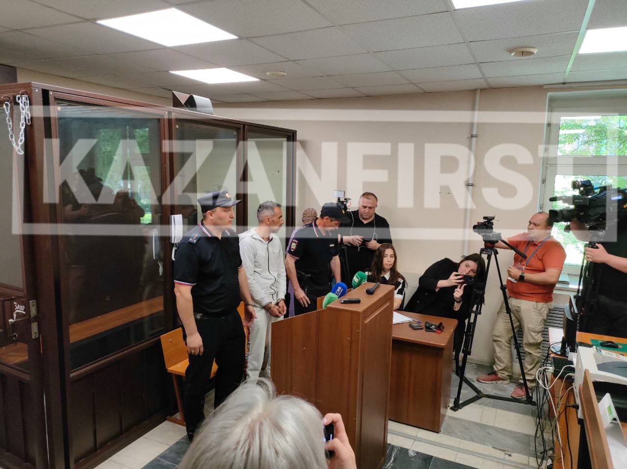Суд отправил в СИЗО иностранца, зарезавшего бывшую жену на глазах у ребенка в Казани Кировский районный суд арестовал 49-летнего Мете Эцфела, обвиняемого в убийстве и покушении на убийство двух и более лиц, на 2 месяца. Свою причастность к преступлению и вину в содеянном гражданин Турции не признал. У моего подзащитного имеется недвижимость на территории республики, прошу учесть, что у него имеются хронические заболевания, прошу в ходатайстве следователя отказать и назначить более мягкую меру пресечения, — заявила на суде государственный защитник, представлявшая интересы иностранца. Сам Мете Эцфела потребовал присутствия на процессе представителя консульства Турции, а также заявил об отсутствии адвоката по соглашению. KazanFirst в бот