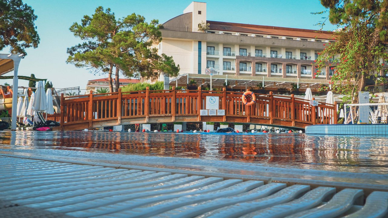 Семья из Екатеринбурга отсудила у туроператора Винд Трэвел 240 тысяч рублей Причина испорченный отдых в турецком отеле 4 В номере не было базовых удобств а в кроватях обнаружили клопов Отца семейства так искусали что потребовалась медицинская помощь Туроператор проигнорировал претензию и дело дошло до суда Свердловский областной суд взыскал стоимость проживания неустойку компенсацию морального вреда и штраф по закону о защите прав потребителей Решение уже вступило в силу Это хороший прецедент для туристов столкнувшихся с некачественным отдыхом Подписаться Присылайте фото видео и новости OSTagilCity bot