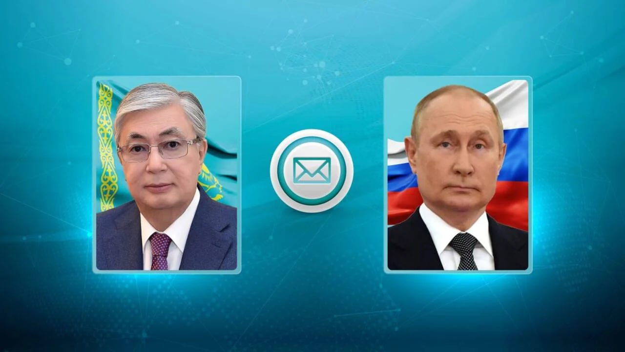 "Граница вечной дружбы и подлинного добрососедства". Токаев поздравил Путина с 20-летием со дня подписания исторического документа  Президент Казахстана Касым-Жомарт Токаев направил поздравления президенту Российской Федерации Владимиру Путину по случаю 20-летия Договора о казахстанско-российской государственной границе, подписанного в Москве 18 января 2005 года, сообщает Акорда.  "Этот исторический по своей значимости документ, основанный на общепризнанных нормах международного права, стал прочным фундаментом юридического оформления самой протяженной в мире сухопутной границы и олицетворением нашей нерушимой дружбы, добрососедства и союзничества", – говорится в телеграмме президента Казахстана.  Глава Казахстана выразил уверенность в том, что многогранное сотрудничество двух соседних стран будет и впредь развиваться и крепнуть.