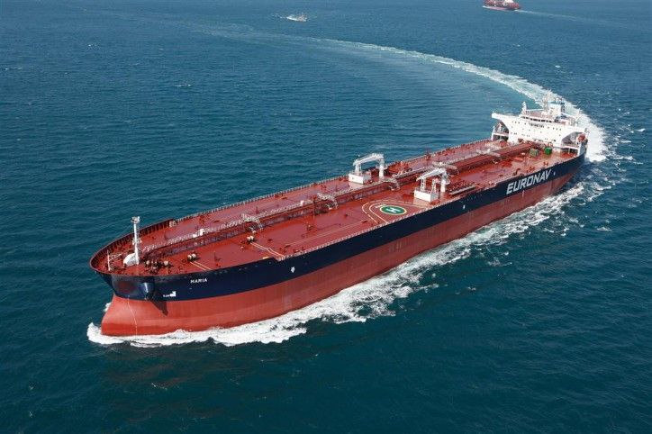 Российская нефть переходит на Suezmax За последнюю неделю сентября стоимость перевозки российской нефти судами Suezmax выросла более чем на 10 Доставка в Северный Китай подорожала на 13 6 достигнув 10 2 за баррель максимума 2025 года Перевозка в Западную Индию прибавила 10 3 до 7 7 за баррель что стало самым высоким уровнем с 2024 года При этом аналитики считают что это ещё не предел и рост ставок продолжится в октябре По итогам прошлой недели морские поставки нефти из России выросли на 24 к предыдущей неделе до 466 тыс тонн в сутки Турция показала наиболее впечатляющий прирост импорт вырос на 59 до 115 тыс тонн в сутки Правда не всю эту нефть Турция потребляет сама страна стала удобным хабом для оптимизации логистики В структуре морского экспорта за неделю Китай занял 35 Турция 25 Индия 19 Дополнительные партии находящиеся в пути могут увеличить долю Индии до 30 а Турции до 28 Растущий спрос на Suezmax отражает ставку на южные маршруты и консолидацию потоков лучше отправить на дальнюю дистанцию один танкер дедвейтом 135 тыс тонн чем несколько меньшего класса   Нефтебаза