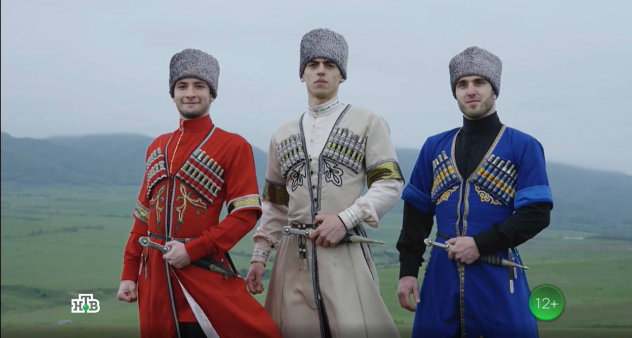 На НТВ стартовала неделя документального кино фестиваля «Неизвестная Россия» Истории о человеческих судьбах, российской науке, культуре и преодолении повседневных вызовов, которые были показаны весной на II Всероссийском фестивале документального кино «Неизвестная Россия», зрители увидят ежедневно до 1 августа. В числе организаторов фестиваля — «Газпром-Медиа Холдинг», НТВ, Русское географическое общество при поддержке ПАО «Газпром» и Президентский фонд культурных инициатив. Драма «Хода нет!» расскажет о жизни и борьбе за спасение исторического района Таганрога — Богудонии. Молодой активист Иван Карпов вместе с единомышленниками стремится сохранить уникальное наследие этого места. Картина «Влюбленные в математику» раскроет тему молодых российских ученых, которые трудятся над созданием искусственного интеллекта. Фильм «Хранители традиций» перенесет зрителей в Дагестан, где покажет калейдоскоп исконных обычаев, ритуалов, праздников и семейных историй, бережно хранимых и передаваемых из поколения в поколение. В центре истории «Против ветра» — сельская женщина Гульфира, которая возглавляет команду по борьбе с опустыниванием ее родной Ногайской степи на севере Дагестана. Завершится марафон документальных фильмов «Неизвестной России» картиной «Жизнь Анатолия Гребнева». Лента посвящена одному из самых ярких и влиятельных сценаристов отечественного кинематографа, автору таких культовых работ, как «Июльский дождь», «Петербургские тайны», «Успех», «Прохиндиада» и «Дневник директора школы».