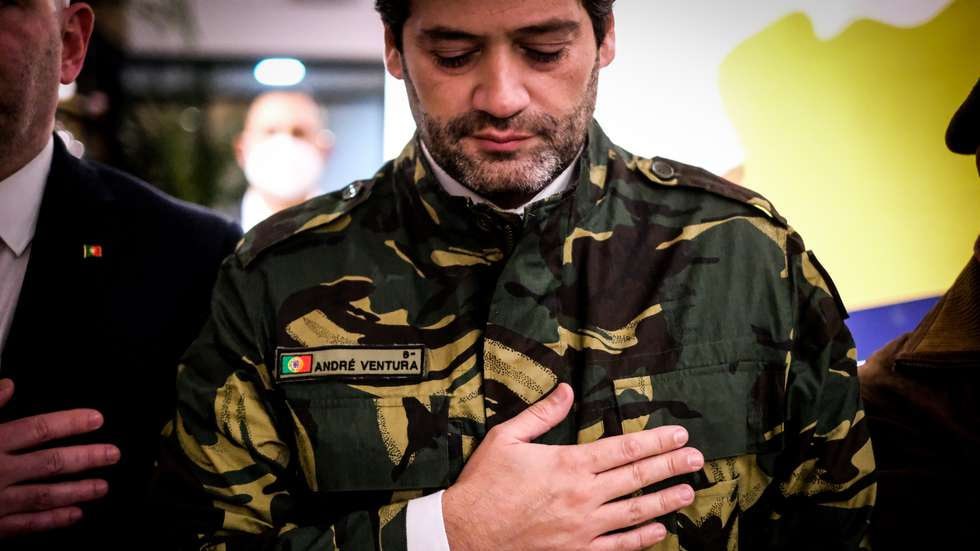 Президентская гонка финишная тройка определилась  Предпоследний опрос Pitagórica для JN TSF TVI CNN фиксирует явных лидеров Антониу Жозе Сегуру 24 2 Андре Вентуру 22 9 Жоао Котрим де Фигейреду 21 1 Все трое растут и даже Котрим не провалился похоже в историю с домогательствами избиратели не поверили Или не считают это проблемой Неопределившихся избирателей осталось 10 минимум за всю кампанию  Есть еще исследование DN Aximage которое распределяет голоса неопределившихся на основании их вероятных симпатий и здесь картина отличается Андре Вентура 24 7 Антониу Жозе Сегуру 23 Жоао Котрим де Фигейреду 14 9  Есть радар Observador который дает Андре Вентуре 22 5 Антониу Жозе Сегуру 20 8 Котриму де Фигейреду 18 38 Все используют разные методики опросов и расчета но в любом варианте наиболее вероятным выглядит проход во второй тур Вентуры и Сегуру Если так и произойдет то у Сегуру все шансы стать президентом страны А у нас увидеть реальный противовес правому парламенту Последние замеры выйдут сегодня вечером а затем предвыборная тишина новости выборы Португалия и мы