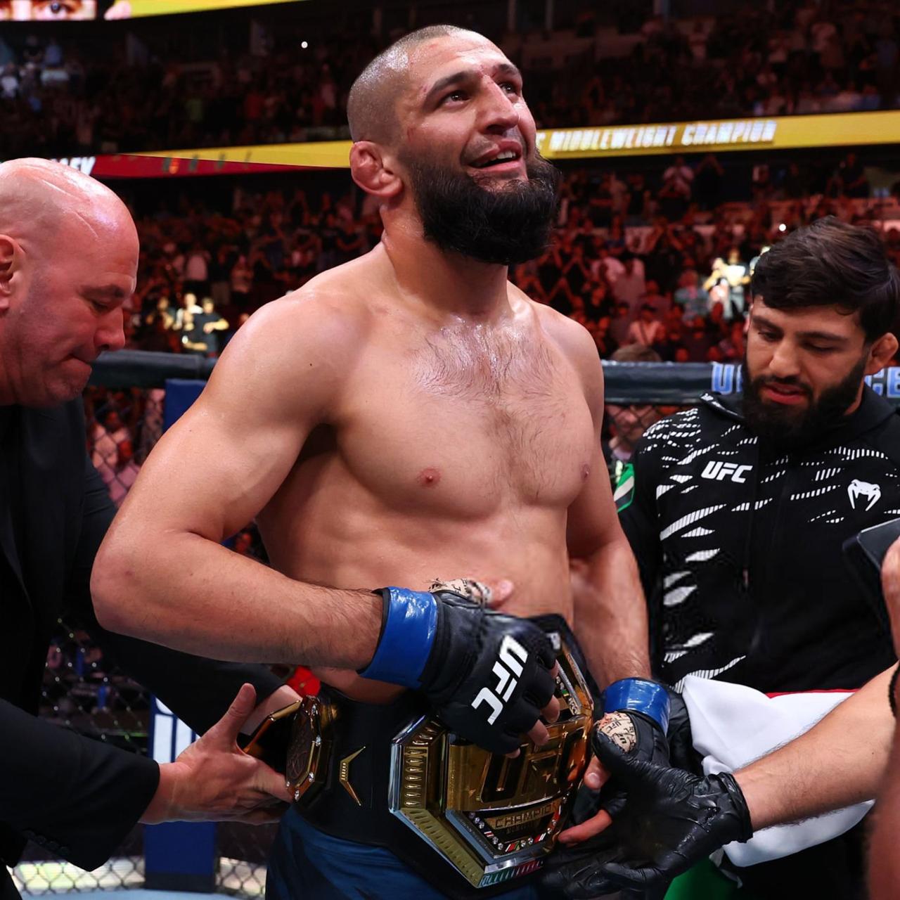 Хамзат Чимаев становится новым чемпионом UFC в среднем весе, показав самый доминирующий перформанс в истории титульных боев – просто уничтожил “