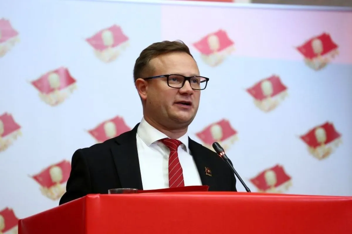 Владимир Исаков поддержал КПРФ в том что зарплата работников не может быть меньше МРОТ   newstula ru fn 1845327 html Коммунисты хотят защитить работников от зарплат ниже МРОТ Инициатива запрещает оклад ниже минимума премии и компенсации не спасут Депутат Госдумы Владимир Исаков в разговорсе с Тульскими новостями отметил что на сегодняшний день многие недобросовестные работодатели намеренно устанавливают базовые оклады на уровне ниже МРОТ   Прислать новость Подписаться   Читайте нас в MAX