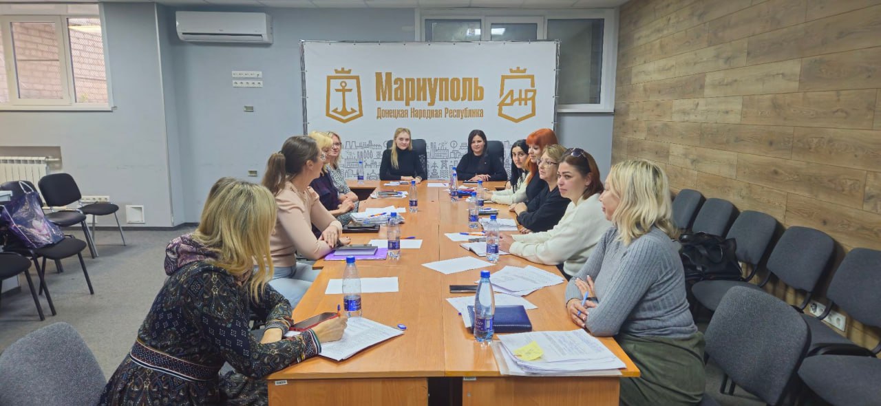 На встрече с трудовым коллективом Администрации городского округа Мариуполь обсудили вопросы опеки и попечительства По поручению Главы ДНР Дениса Пушилина состоялась рабочая встреча представителей Минтруда ДНР с трудовым коллективом Администрации городского округа Мариуполь Основной целью встречи стало обсуждение текущих задач и перспектив повышения эффективности работы в области защиты прав и законных интересов детей лишившихся родительского попечения В рамках встречи детально проработаны пять направлений учет детей оставшихся без попечения родителей организация работы с потенциальными опекунами и попечителями подготовка лиц изъявивших желание принять ребенка сироту на воспитание порядок установления опеки по заявлению родителей а также механизм включения детей сирот в реестр лиц нуждающихся в обеспечении жилым помещением при невозможности проживания в ранее занимаемом помещении Представители министерства выразили благодарность участникам за активное вовлечение в дискуссию и конструктивный диалог Сотрудники администрации со своей стороны проявили инициативу подчеркнув важность регулярных встреч и обмена опытом для повышения качества работы в сфере опеки и попечительства