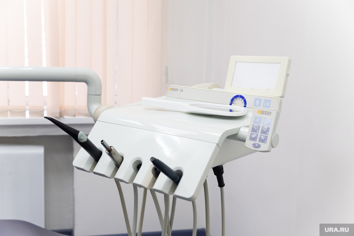 Новая специальность появится в пермских колледжах В медицинских колледжах Перми Лысьвы и Березников в 2026 году появится специальность Стоматологическое дело На этом направлении будут готовить фельдшеров и ассистентов стоматологов Сейчас в Лысьве обучают по трем специальностям Лечебное дело Акушерское дело и Сестринское дело Губернатор Пермского края Дмитрий Махонин побывал в колледже и посмотрел как учатся будущие медики   Подписаться   Дать буст Мы в MAX