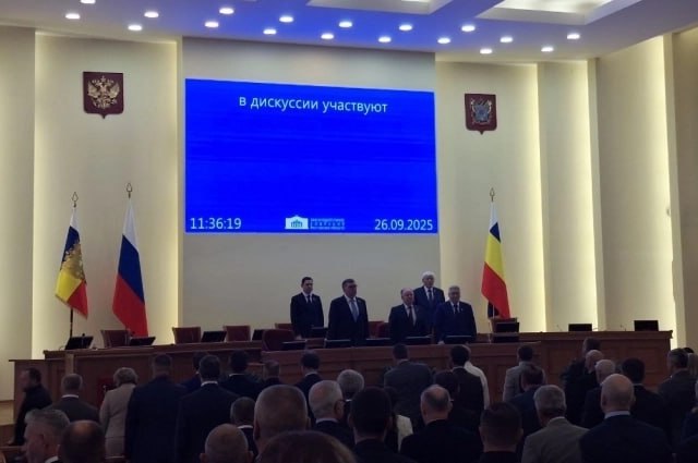 Донские депутаты скорректировали меры поддержки семей с детьми Одним из важных вопросов вынесенных на обсуждение в Заксобрании стали изменения в областном законе о мерах социальной поддержки детей сирот молодых и многодетных семей Одним из ключевых изменений стало решение о расширении круга получателей компенсации на оплату жилищно коммунальных услуг для детей сирот и детей оставшихся без попечения родителей Ранее на эту поддержку могли рассчитывать только те кто находится в социальных учреждениях семьях опекунов или приёмных семьях а также студенты до 23 лет Но если сирота получал полную дееспособность до совершеннолетия или приобретал жилье он лишался этой льготы На наш взгляд такое изменение будет справедливым ведь если ребёнок начал самостоятельную жизнь до совершеннолетия он всё равно остаётся ребёнком и нуждается в поддержке объяснил председатель Заксобрания Александр Ищенко Кроме того депутаты внесли изменения в программу поддержки молодых семей В частности расширен перечень людей которые могут воспользоваться услугами проката необходимых вещей для новорождённых Теперь эта опция доступна семьям воспитывающим ребёнка инвалида а также семьям участников СВО Власти также предусмотрели ряд других мер направленных на повышение уровня жизни многодетных семей в том числе компенсацию 50 оплаты высшего или специального образования одного из детей Депутаты приняли поправки которые позволяют рассчитывать на выплату независимо от места обучения в Ростовской области или другом регионе Также на заседании приняли поправки к областным законам индексирующие ежемесячное денежное вознаграждение приёмным родителям пособия детей сирот и ряд других социальных выплат Подпишись на AiFRostov