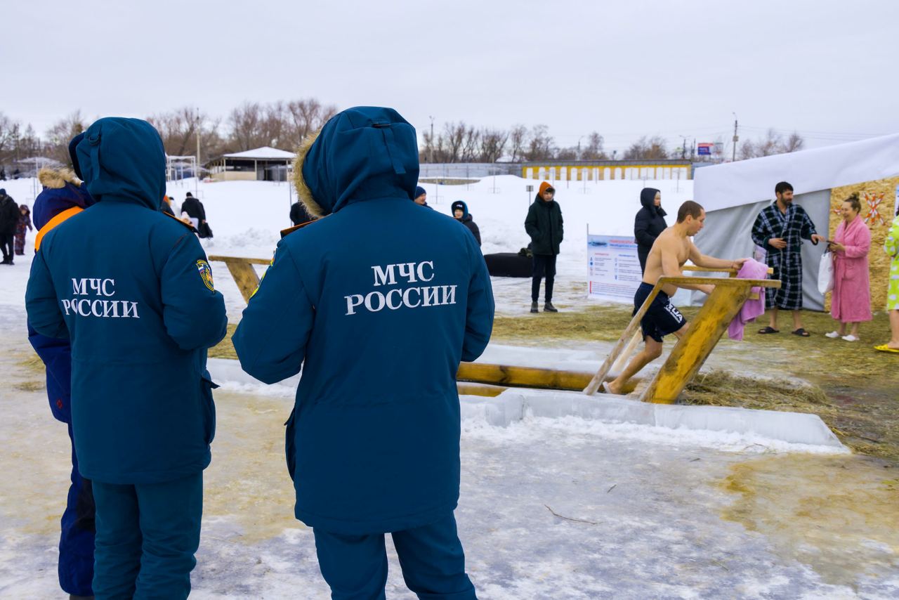 В Челябинске на Крещение оборудуют пять официальных купелей Мэр города Алексей Лошкин поручил донести информацию о времени и местах купаний до всех жителей Власти Челябинска утвердили места для традиционных крещенских купаний в 2026 году Как сообщил на аппаратном совещании заместитель главы города Александр Астахов для окунания в прорубь будет организовано пять точек Купели появятся на Шершнёвском водохранилище а также на озёрах Смолино и Первое Более точный список мест включает пляж Каспийский берег территорию возле храма Утоли моя печали на Электровозной пляж Восточный берег на проспекте Давыдова отель Смолинопарк и зону в микрорайоне Сосновка на улице Красных Казаков Как сообщает издание Вечерний Челябинск купания будут проходить два дня Иордани начнут работу с 17 00 18 января и завершат в 16 00 19 января eugenejut