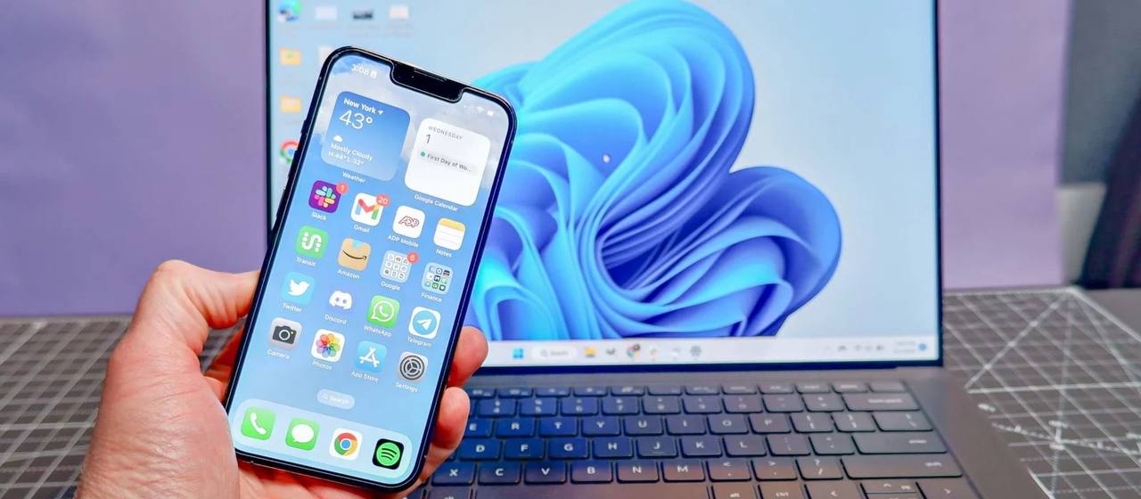 Windows представила аналог AirDrop - передача файлов с iPhone на ПК станет быстрой  Microsoft объявила о новой функции, позволяющей пользователям без труда обмениваться файлами между iPhone и компьютерами с Windows.   Принцип работы этой функции напоминает AirDrop, предназначенный для быстрой передачи данных между устройствами Apple.    В своём блоге Microsoft отметила, что открыла доступ к бета-версии приложения «Связь с телефоном» для участников программы Windows Insider, тестирующих новшества и сборки Windows.   Приложение позволяет беспроводным образом подключать телефоны на платформе Android и iOS к компьютеру. Подключив мобильное устройство, пользователи получат возможность видеть уведомления на экране и отвечать на входящие звонки.      Вскоре «Связь с телефоном» позволит также обмениваться файлами между устройствами iOS и Windows. При выборе источника передачи файлов на ПК, телефон будет отображаться как доступное устройство.   Для работы новой функции требуется iPhone с iOS 16 и выше и версия приложения «Связь с Windows» от 1.24112.73.    Приложение «Связь с телефоном» должно быть версии 1.24112.89.0 или новее, доступно оно только для участников Windows Insider, но в дальнейшем станет общедоступным для всех пользователей Windows 10 и Windows 11.   Приложение «Связь с Windows» доступно бесплатно в App Store.