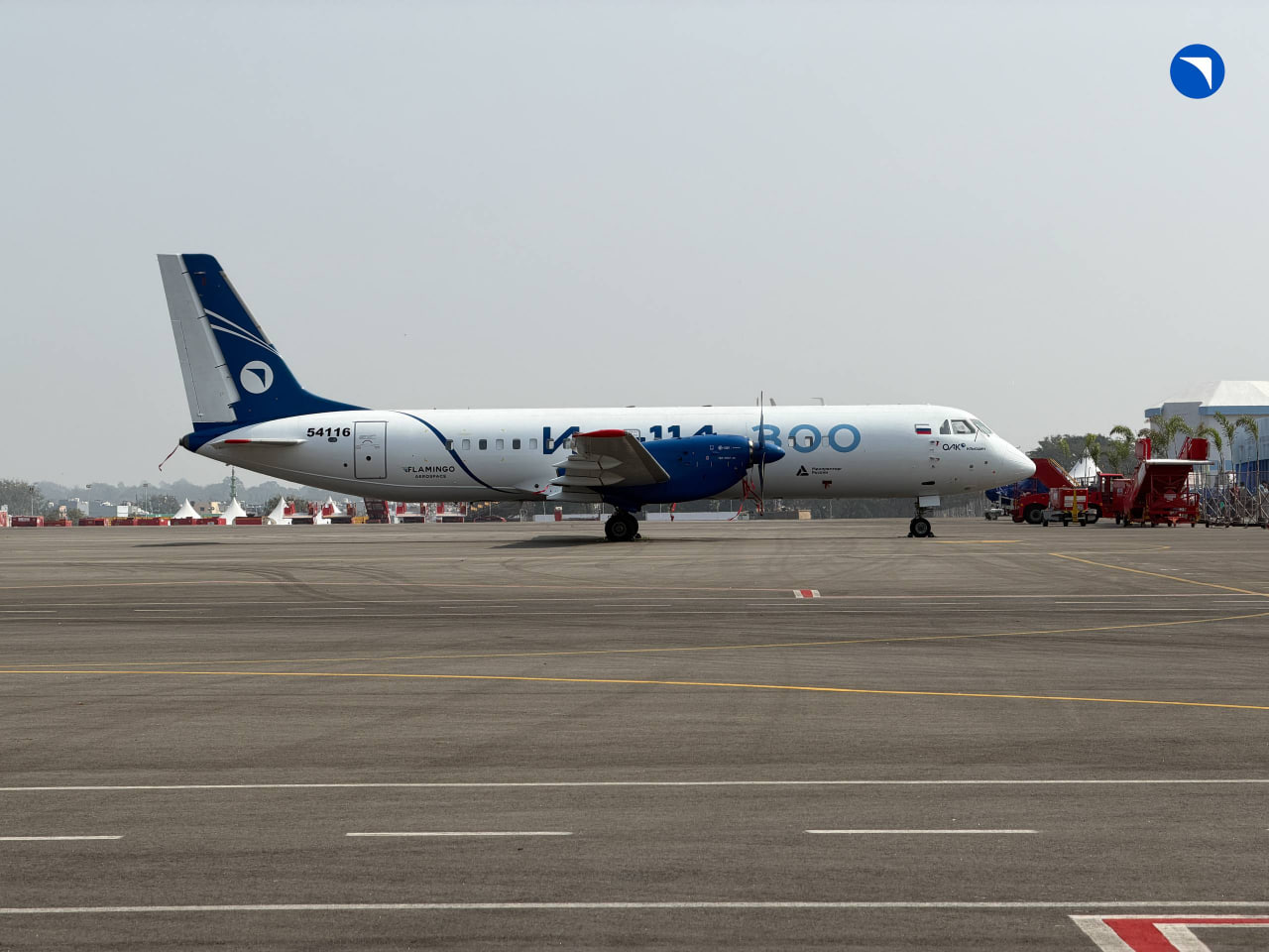 Самолеты производства российской ОАК прибыли в Индию где с 28 по 31 января пройдет Международная авиационная выставка Wings India Осенью прошлого года ОАК и индийская Hindustan Aeronautics Limited HAL подписали соглашение о производстве в Индии гражданских пассажирских самолетов SJ 100 Ил 114 300 и Суперджет оснащены только отечественными системами и агрегатами включая российские двигатели ТВ7 117СТ 01 и ПД 8 Россия на данный момент является единственной страной которая полностью локализовала сборку узкофюзеляжного самолета средней дальности до 3000 км Для понимания в 2008 году Китай запустил проект создания пассажирского самолета Comac C919 Первый полет состоялся 5 мая 2017 года а сертификат на эксплуатацию получен 29 сентября 2022 года Сейчас Китай собирает около 13 15 таких самолетов в год вместо запланированных 75 Около 40 компонентов C919 поставляются иностранными производителями из США и Европы а двигатели у него французские Западные партнеры уже начали задерживать поставки деталей Конечно в США полностью собирают Boeing 737 но детали к нему везут со всего света То же самое в ЕС с Airbus A320 и в Бразилии с Embraer E Jets