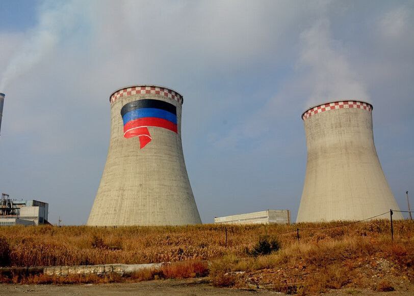 Падение уровня воды в водохранилищах ставит под удар энергосистему Донбасса Дефицит воды негативно сказывается на работе электростанций ДНР, которым она нужна для охлаждения. Из-за жаркого лета уровень воды в водохранилищах упал до опасных отметок. Об этом рассказал министр угля и энергетики ДНР Денис Епифанов. Проблема возникла после того, как Украина перекрыла канал "Северский Донец — Донбасс" - основной источник водоснабжения для Зуевской ТЭС. Сейчас станция использует воду из Ольховского и Зуевского водохранилищ, но их уровень падает. "К чему это может привести – работа насосов образует воронку, произойдет завоздушивание системы и остановка Зуевской станции", - пояснил министр. Штабом по энергобезопасности и Правительством уже проведено совещание по вопросу энергобезопасности, где обсуждалось обеспечение работы Зуевской ТЭС. "Донецкий характер поможет продержаться, но дальше с этой ситуаций надо будет уже кардинально какие-то меры принимать", - сказал Денис Епифанов. Рассматриваются варианты введения особого режима водоподачи и другие меры для сохранения работы критически важной станции, которая обеспечивает электроэнергией практически треть ДНР. Фото: телеграм-канал Дениса Пушилина