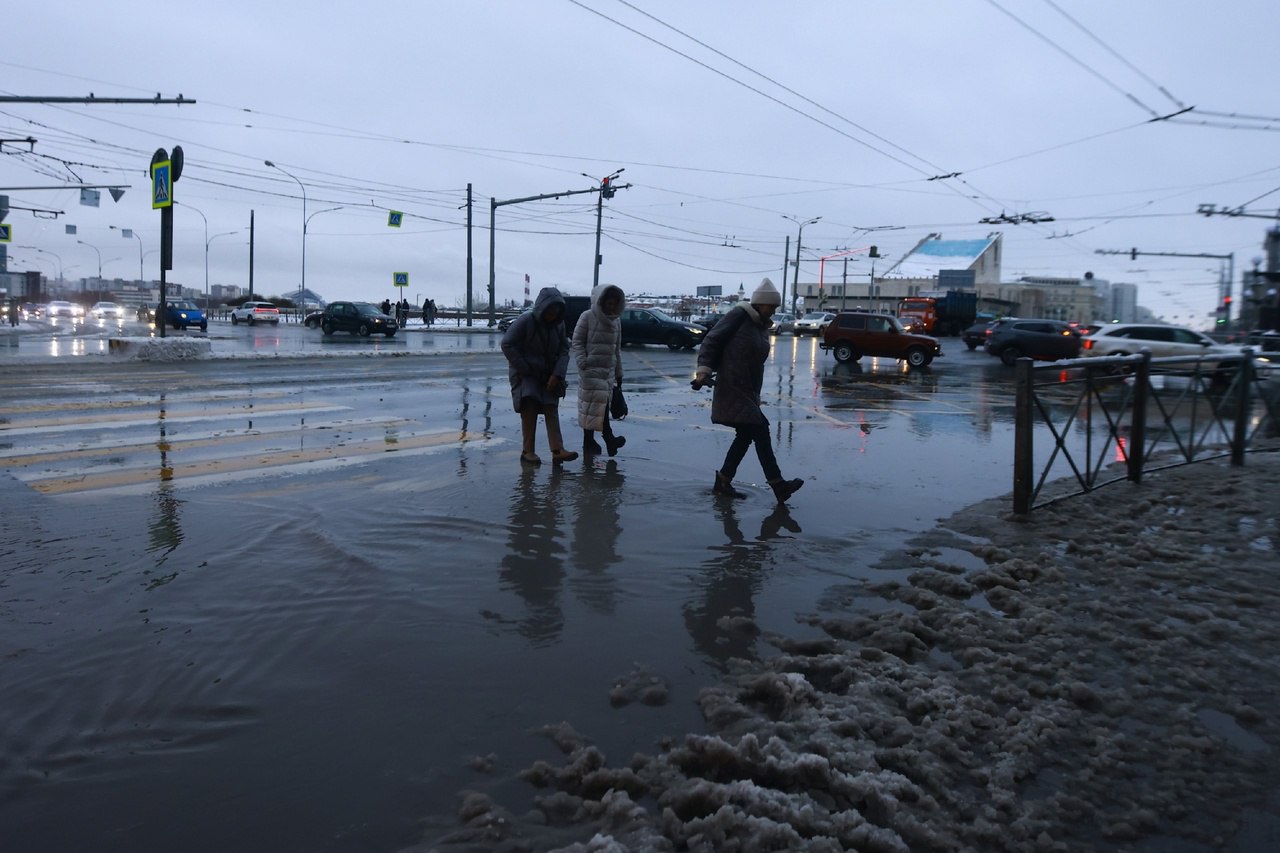 Погода в Казани продолжает бить рекорды  Вчера столбики термометров в столице Татарстана поднялись до +1,5 градуса.      Последний раз 30 января было так тепло в 1949, 1989 и 1999 годах — тогда воздух прогрелся до +1,2 градуса.    Подписаться на «Вечерку»