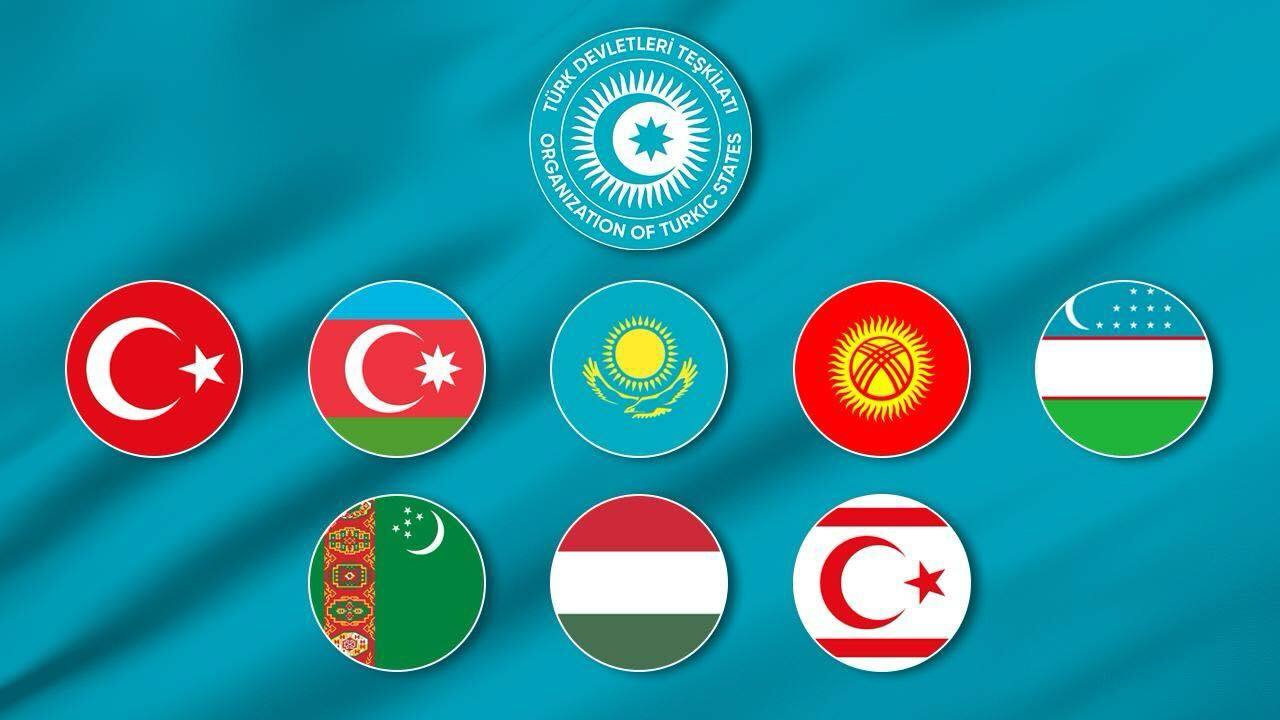 Турция и ОТГ увеличивают товарооборот Турция имеет стратегическое торговое партнерство со странами членами Организации тюркских государств ОТГ взаимная торговля с которыми в последние годы набрала обороты В период 2020 2024 годов общий экспорт Турции в Азербайджан Казахстан Кыргызстан и Узбекистан составил 36 6 миллиарда Импорт из этих стран за этот же период составил около 26 млрд Таким образом товарооборот за последние 5 лет достиг 62 6 млрд Наибольший объем экспорта Турции в этот период пришелся на Азербайджан 12 8 млрд а импорт составил 5 3 млрд Подробнее   Ожидается что открытие Зенгезурского коридора имеющего важное значение для региональной торговли будет способствовать снижению логистических затрат увеличению транзитных мощностей и объема торговли между членами ОТГ Сегодня ОТГ объединяет территории общей площадью 4 25 млн кв км и население около 160 млн человек превращаясь в важный международный союз укрепляющий геополитическое влияние тюркского мира Членами организации являются Азербайджан Казахстан Кыргызстан Турция и Узбекистан Венгрия Туркменистан Турецкая Республика Северного Кипра ТРСК и Организация экономического сотрудничества ОЭС имеют статус наблюдателей Очередной 12 й саммит глав государств Организации тюркских государств ОТГ состоится 7 октября в азербайджанском городе Габала Будьте в курсе последних новостей с TRT на русском