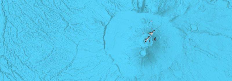 На Камчатке продолжается первое за 500 лет извержение вулкана Крашенинникова Со спутника видно как изливающаяся лава растапливает снег на его склоне Извержение началось 3 августа и периодически сопровождается мощными выбросами пепла и газа Подписаться Предложка Чат