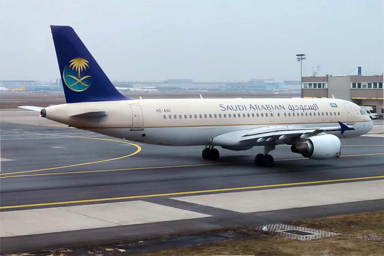 Saudia, национальный перевозчик Саудовской Аравии, может осенью приступить к выполнению регулярных рейсов между Эр-Риядом и Москвой  Об этом сообщил вице-президент Ассоциации туроператоров России  АТОР  Артур Мурадян, сославшись на заявление Президента Управления по туризму Саудовской Аравии в Европе и Америке Хазима аль Хазима.  Согласно этой информации, на первых порах планируется по три оборотных рейса в неделю.   Никаких других подтверждений данной новости нет.   При этом представитель российского турбизнеса говорит, что выполняться эти полеты будут на «среднефюзеляжных» воздушных судах.   О каких именно лайнерах идет речь – загадка. Мы знаем только два их типа: узкофюзеляжные  narrow-body  и широкофюзеляжные  wide-body . Теоретически, исключительно теоретически, поскольку официально в авиации самолеты разделены на две категории, к medium-body  такого термина, кстати, тоже нет  можно было бы отнести Boeing 757 и Airbus 310, но во флоте Saudia они отсутствуют.      - Подпишись!